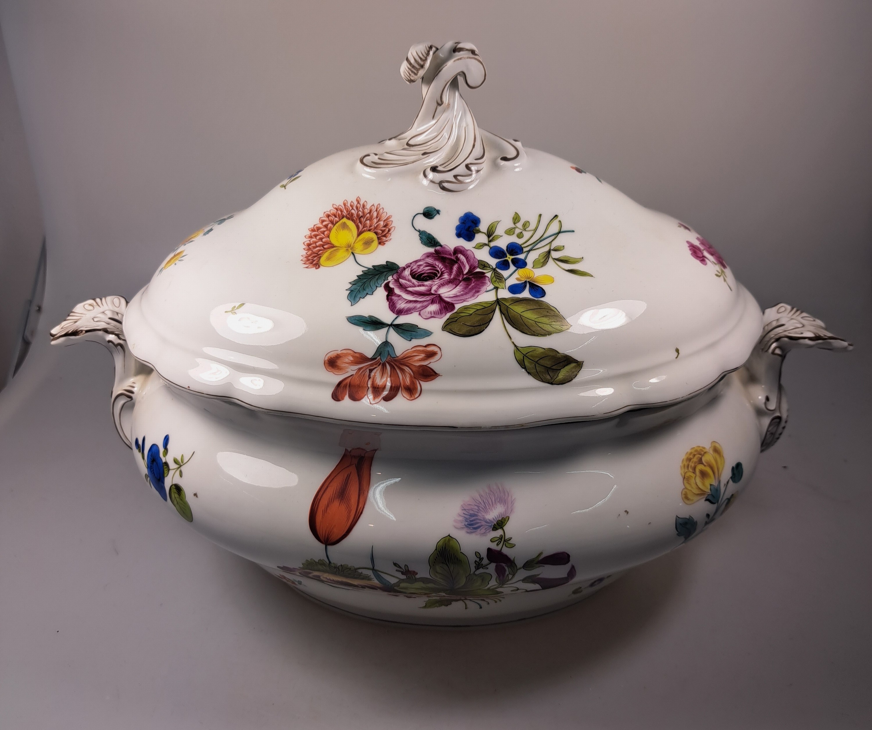 Detail a: Große Deckelterrine, Tata, Ungarn, Eugen Farkashazi-Fischer, um 1890, Porzellan, qualitätvolle polychrome von großen Blumengebinden und gestreuten ...