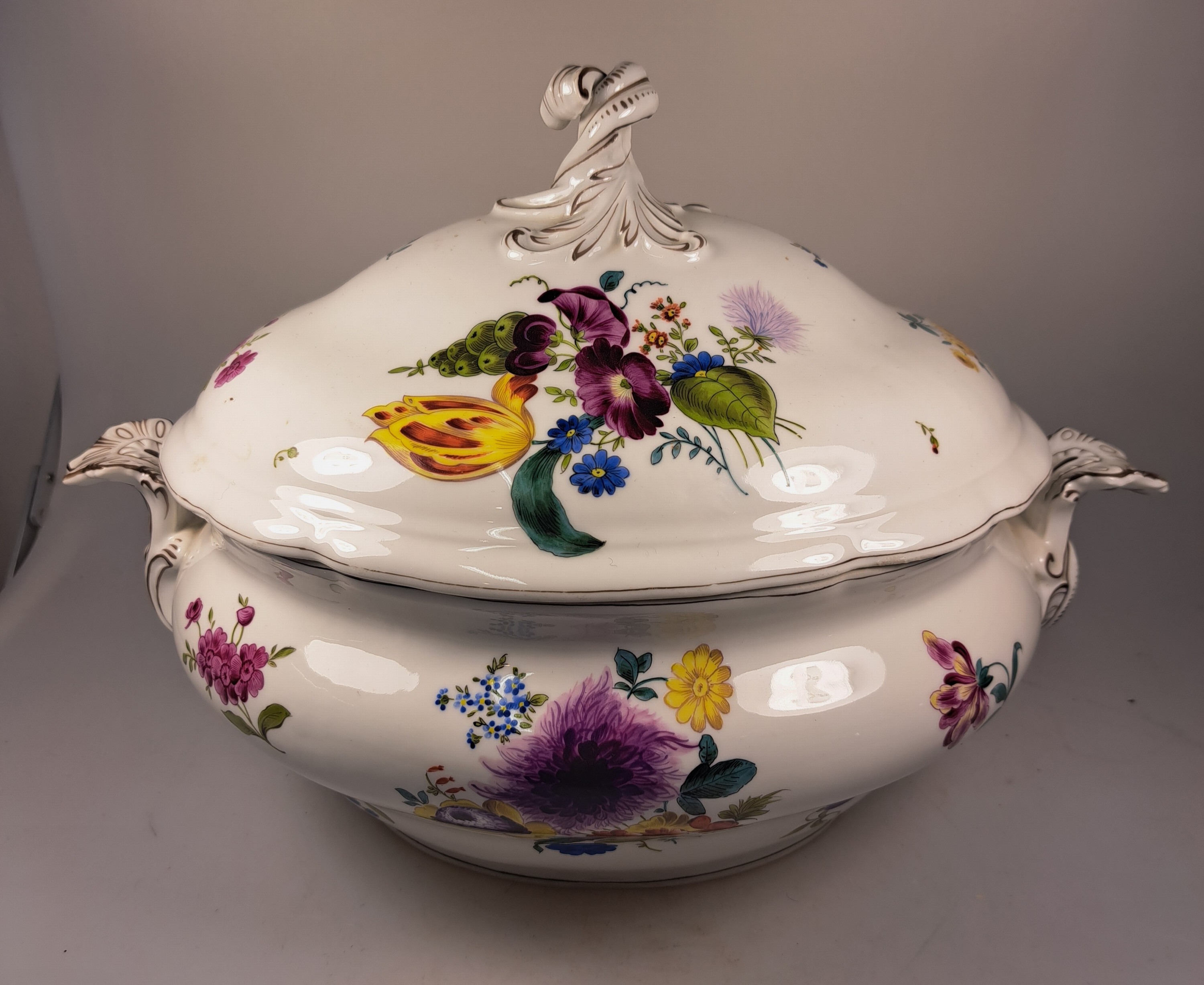 Detail b: Große Deckelterrine, Tata, Ungarn, Eugen Farkashazi-Fischer, um 1890, Porzellan, qualitätvolle polychrome von großen Blumengebinden und gestreuten ...