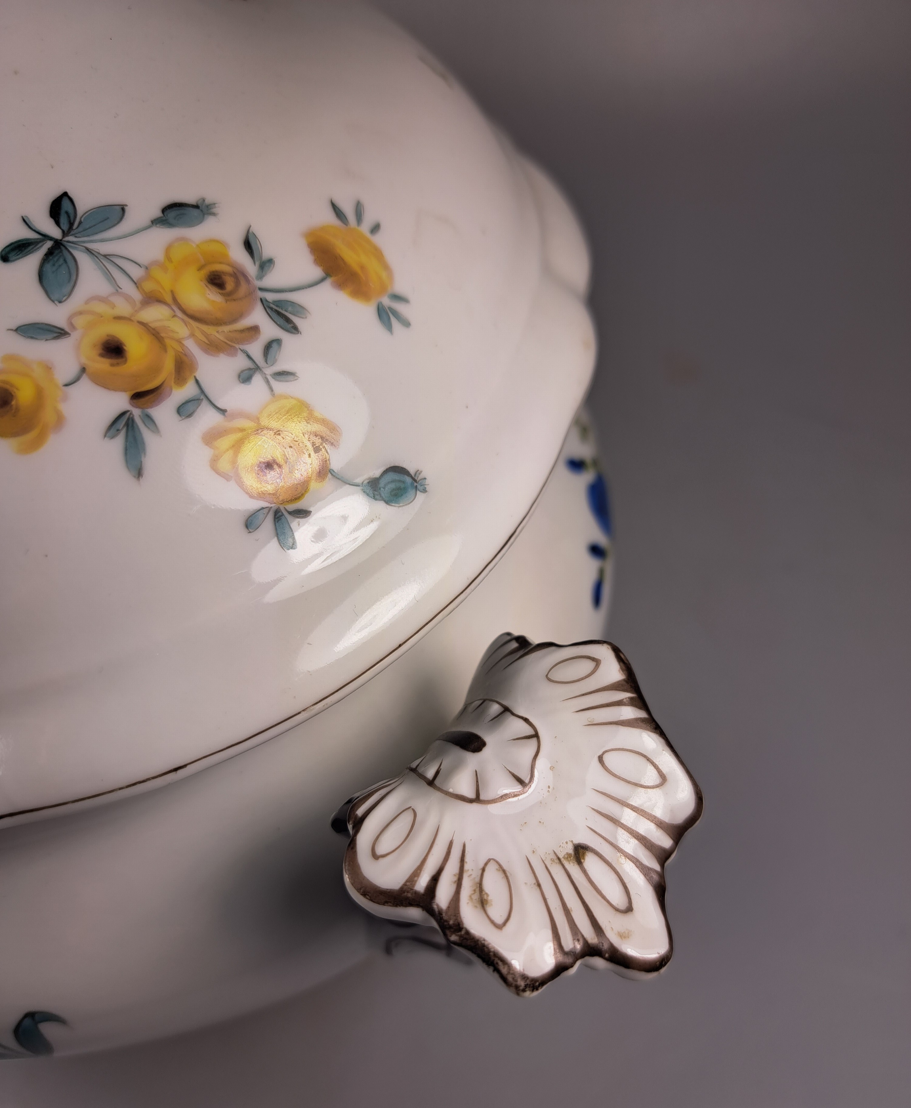 Detail c: Große Deckelterrine, Tata, Ungarn, Eugen Farkashazi-Fischer, um 1890, Porzellan, qualitätvolle polychrome von großen Blumengebinden und gestreuten ...