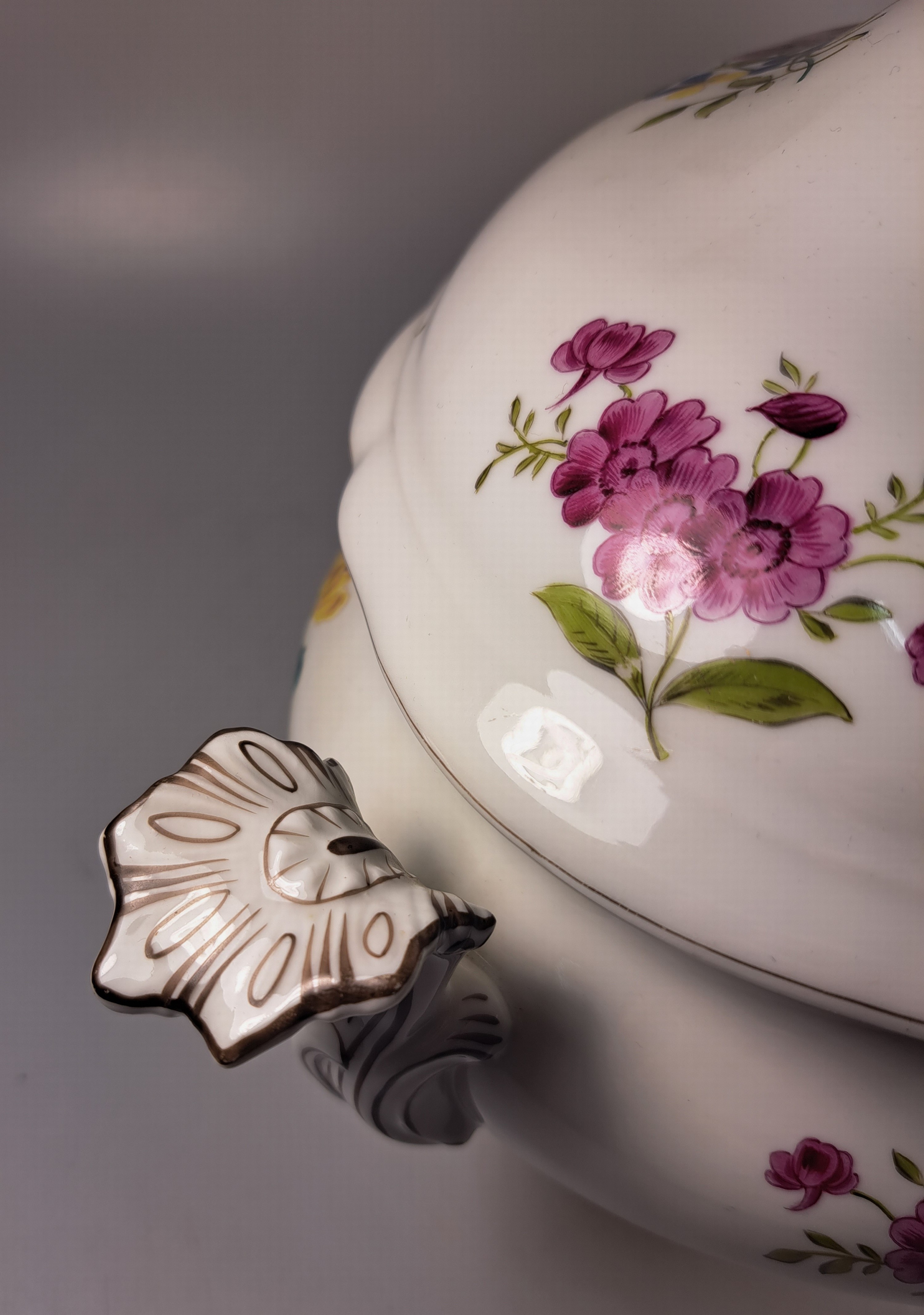 Detail d: Große Deckelterrine, Tata, Ungarn, Eugen Farkashazi-Fischer, um 1890, Porzellan, qualitätvolle polychrome von großen Blumengebinden und gestreuten ...