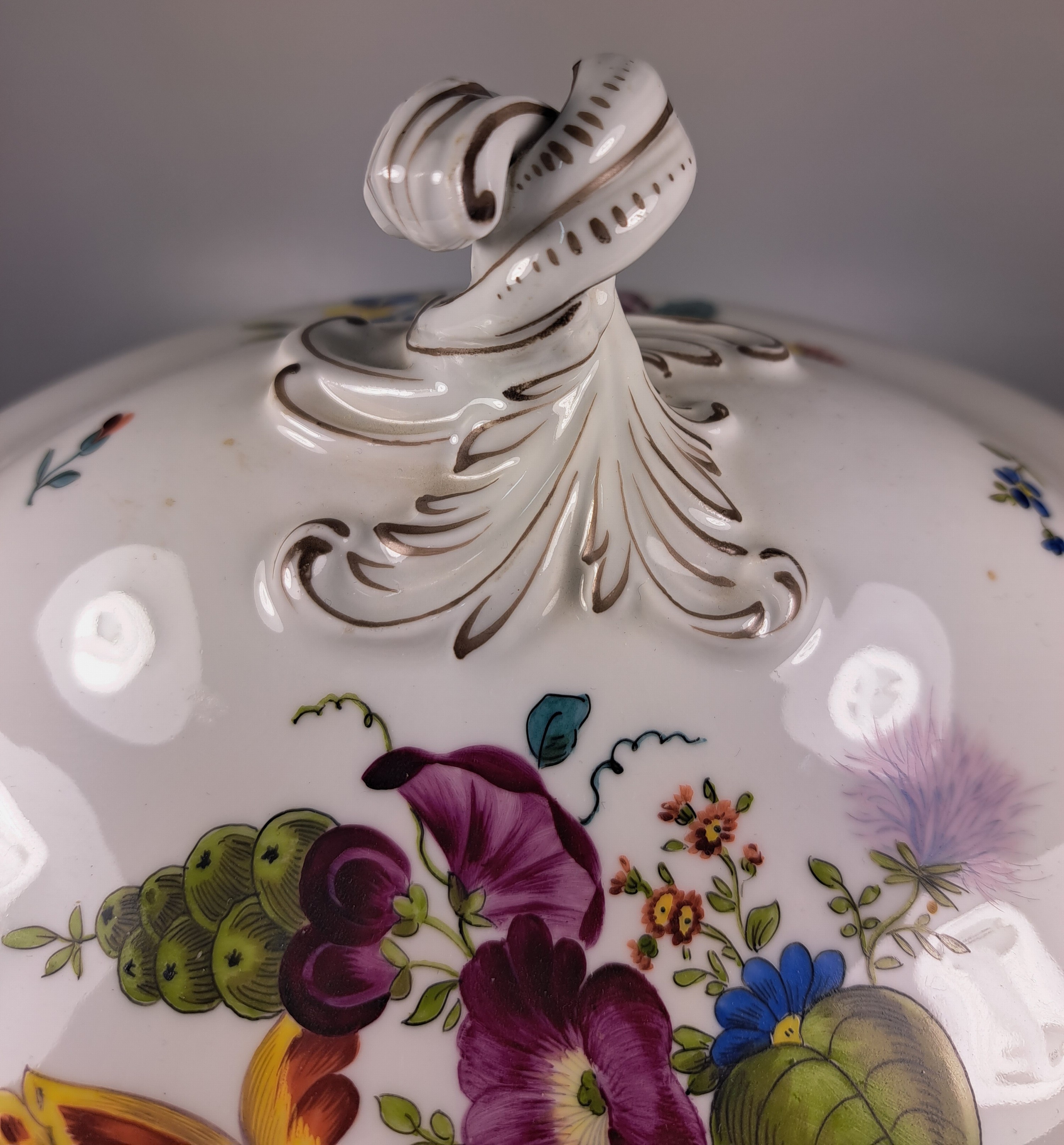 Detail e: Große Deckelterrine, Tata, Ungarn, Eugen Farkashazi-Fischer, um 1890, Porzellan, qualitätvolle polychrome von großen Blumengebinden und gestreuten ...