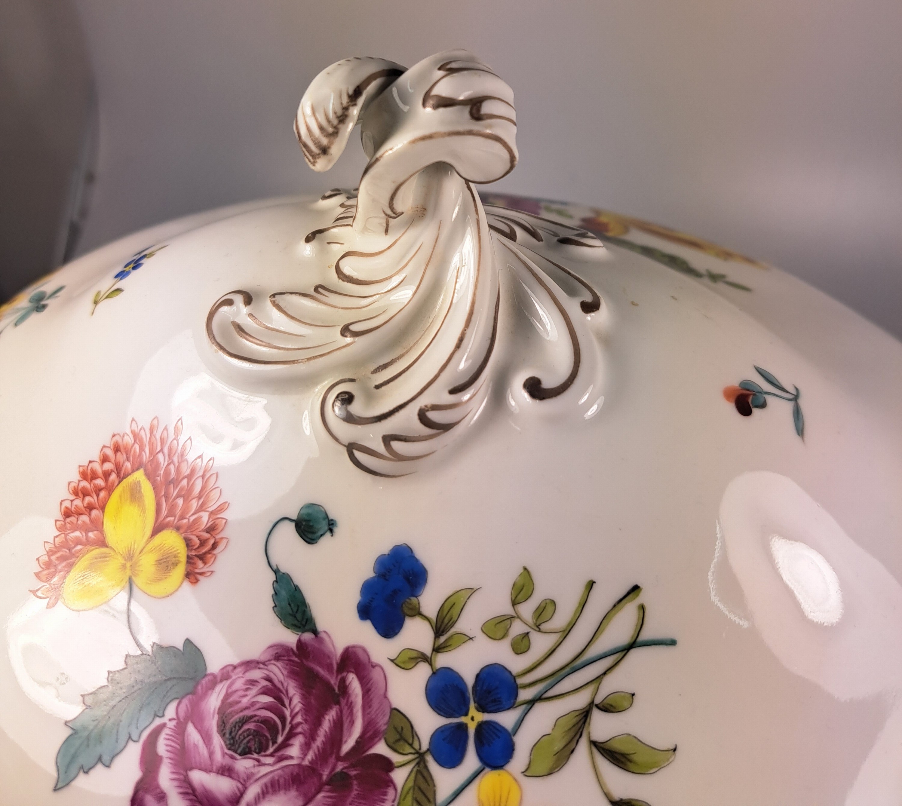 Detail f: Große Deckelterrine, Tata, Ungarn, Eugen Farkashazi-Fischer, um 1890, Porzellan, qualitätvolle polychrome von großen Blumengebinden und gestreuten ...