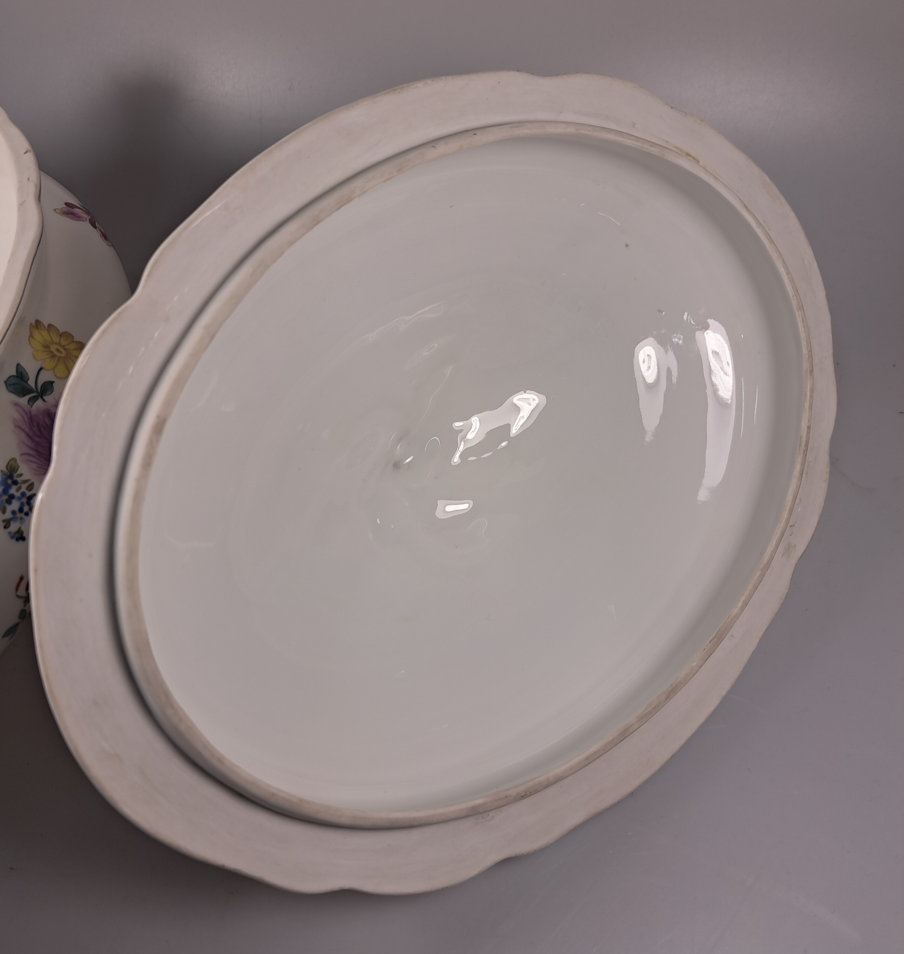 Detail h: Große Deckelterrine, Tata, Ungarn, Eugen Farkashazi-Fischer, um 1890, Porzellan, qualitätvolle polychrome von großen Blumengebinden und gestreuten ...