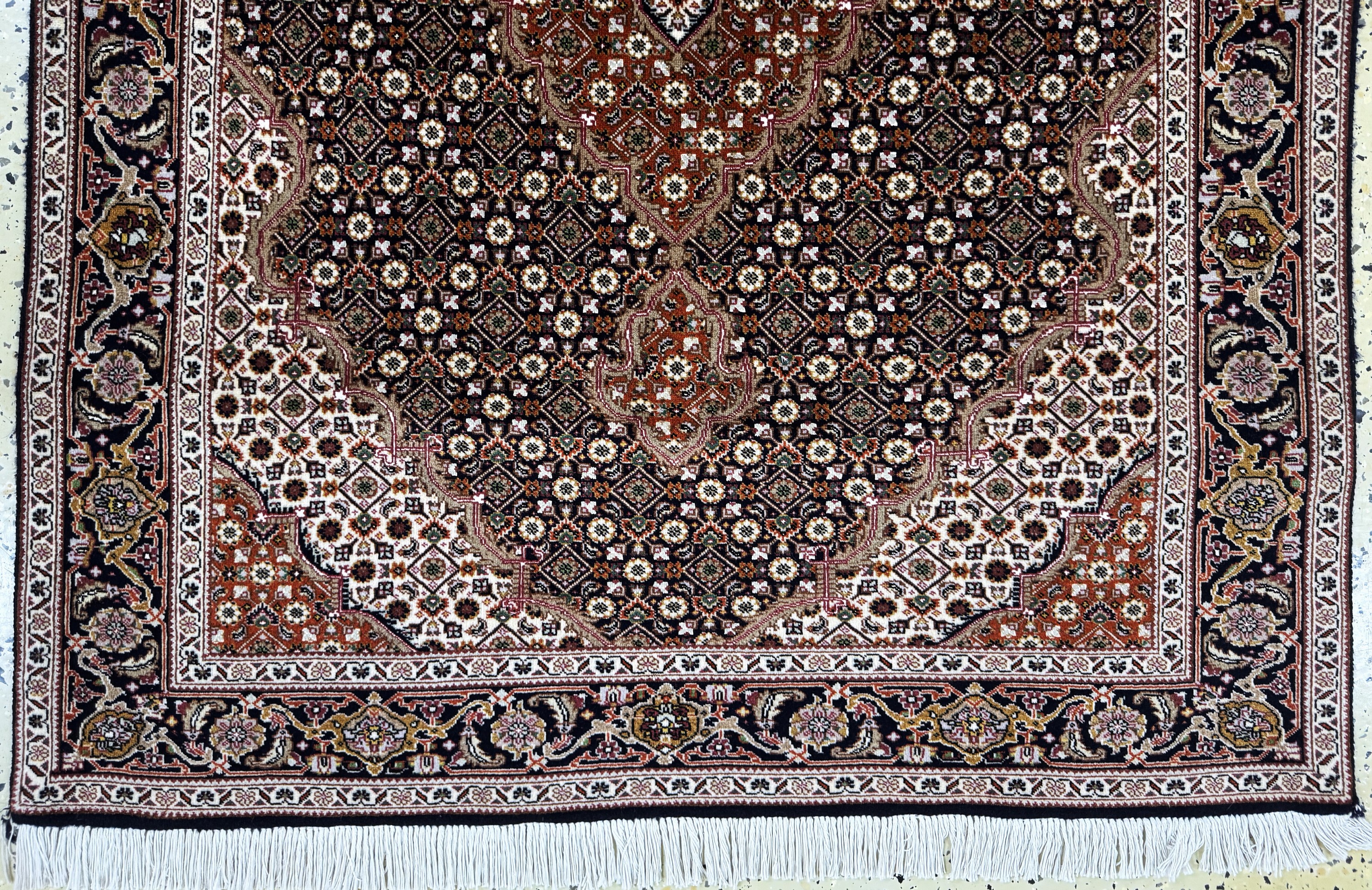 Detail b: Täbriz fein(50 Raj), Persien, Ende 20.Jhd, Korkwolle mit Seide, ca. 155 x 100 cm, ca. 500.000 Kn/qm, EHZ: 2