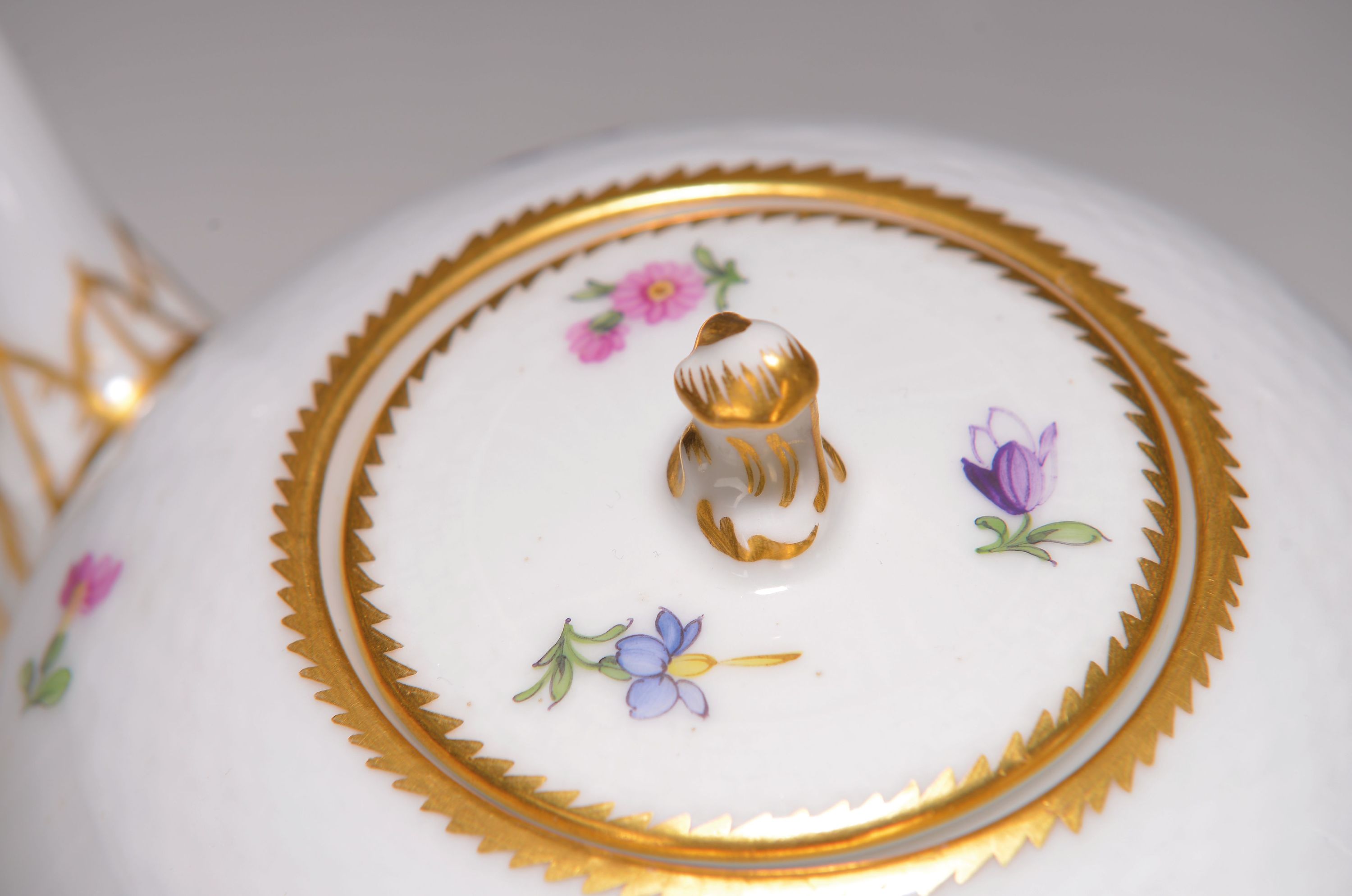 Detail a: Teeservice Royal Copenhagen, Teekanne mit 8 Tassen mit UT, polychrome Blumenbukettmalerei, Goldstaffage