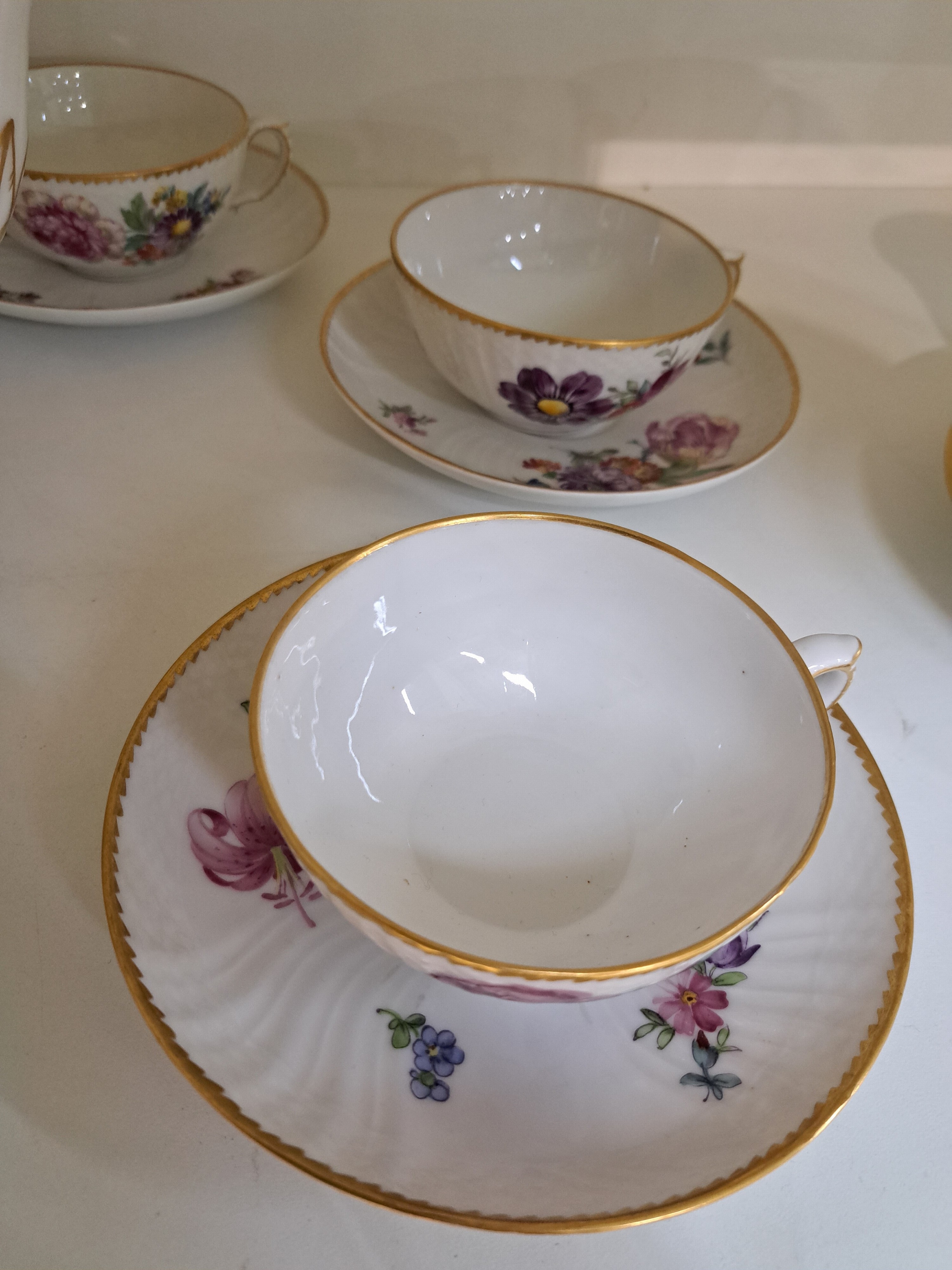 Detail b: Teeservice Royal Copenhagen, Teekanne mit 8 Tassen mit UT, polychrome Blumenbukettmalerei, Goldstaffage