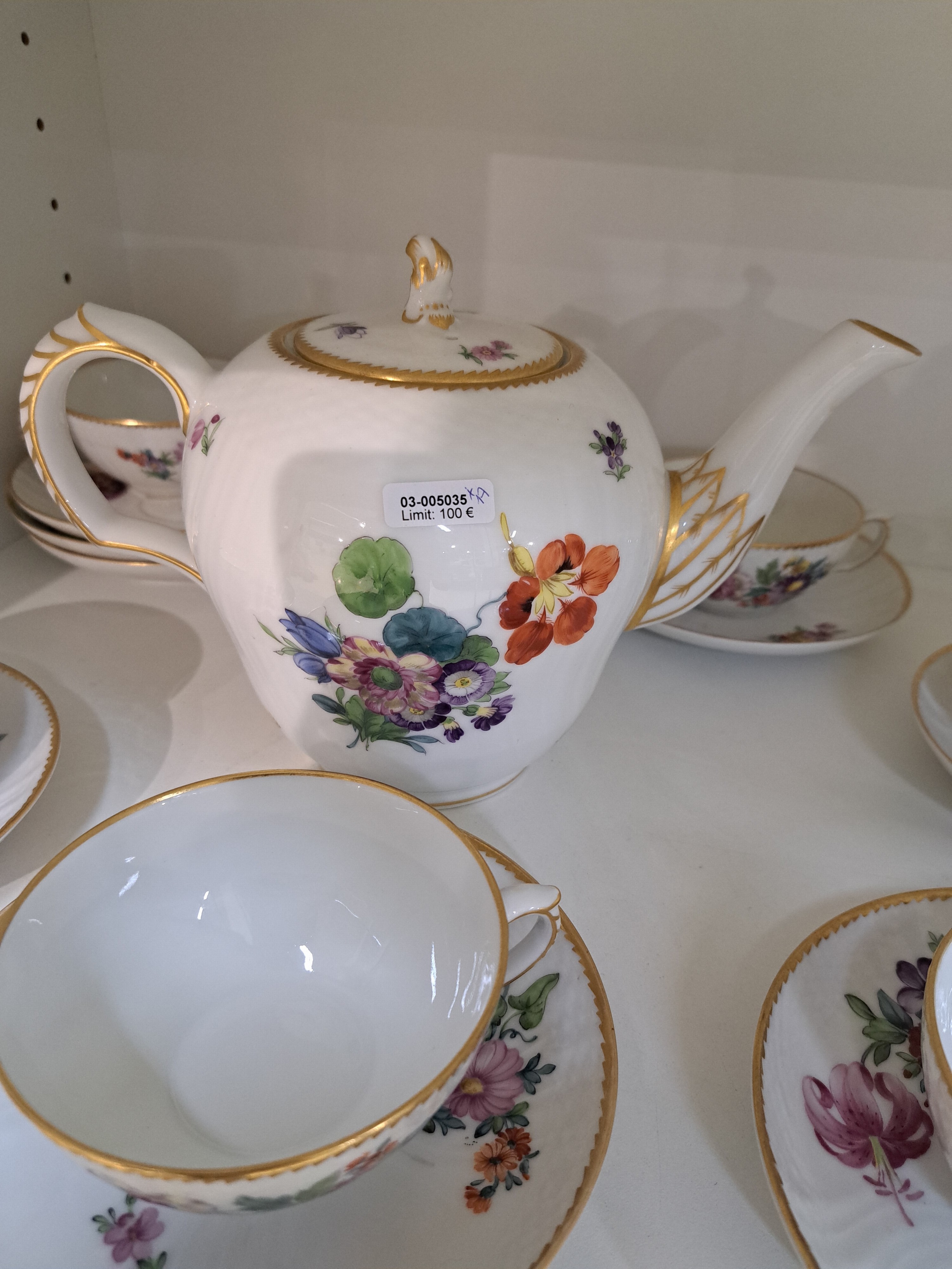 Detail c: Teeservice Royal Copenhagen, Teekanne mit 8 Tassen mit UT, polychrome Blumenbukettmalerei, Goldstaffage