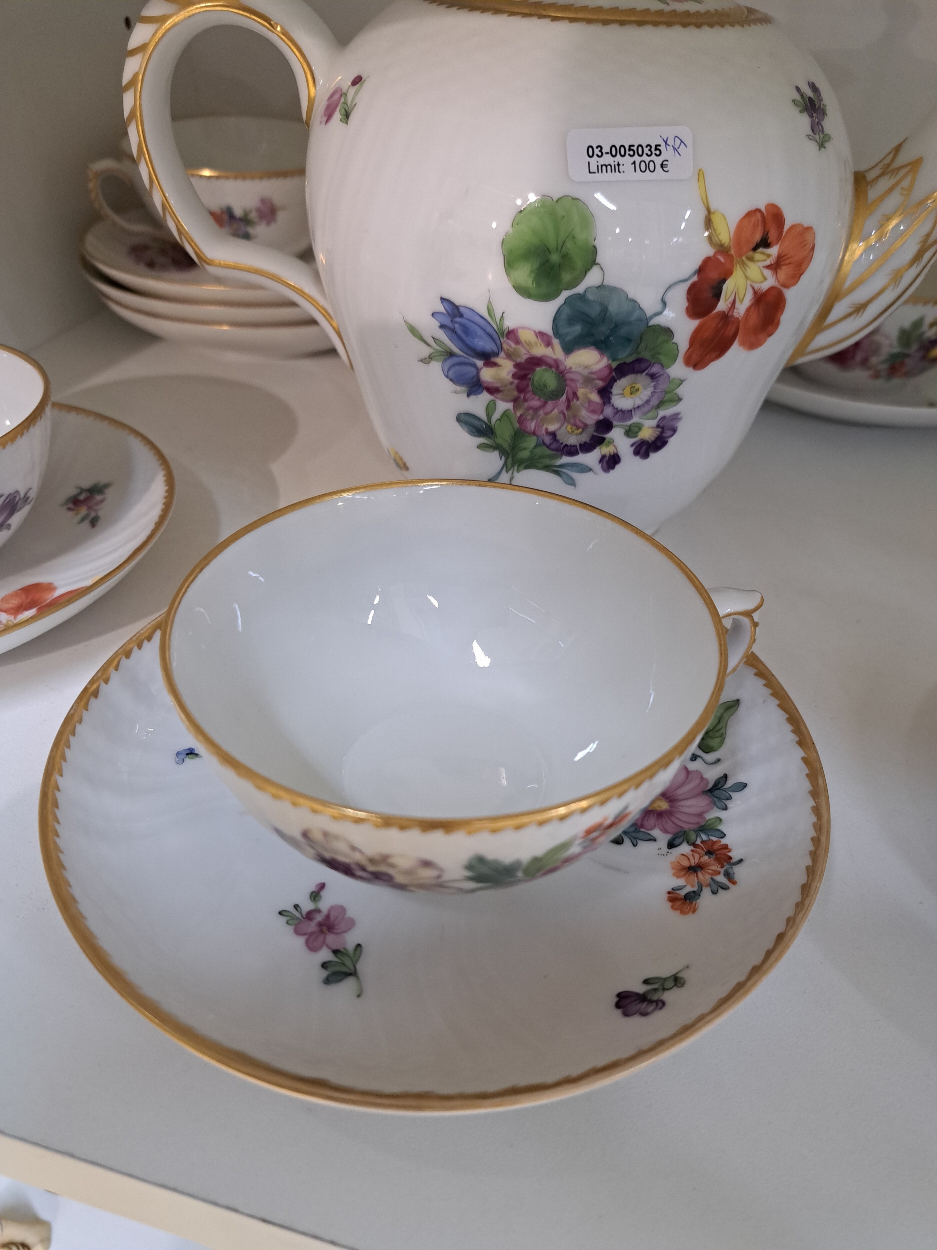 Detail d: Teeservice Royal Copenhagen, Teekanne mit 8 Tassen mit UT, polychrome Blumenbukettmalerei, Goldstaffage