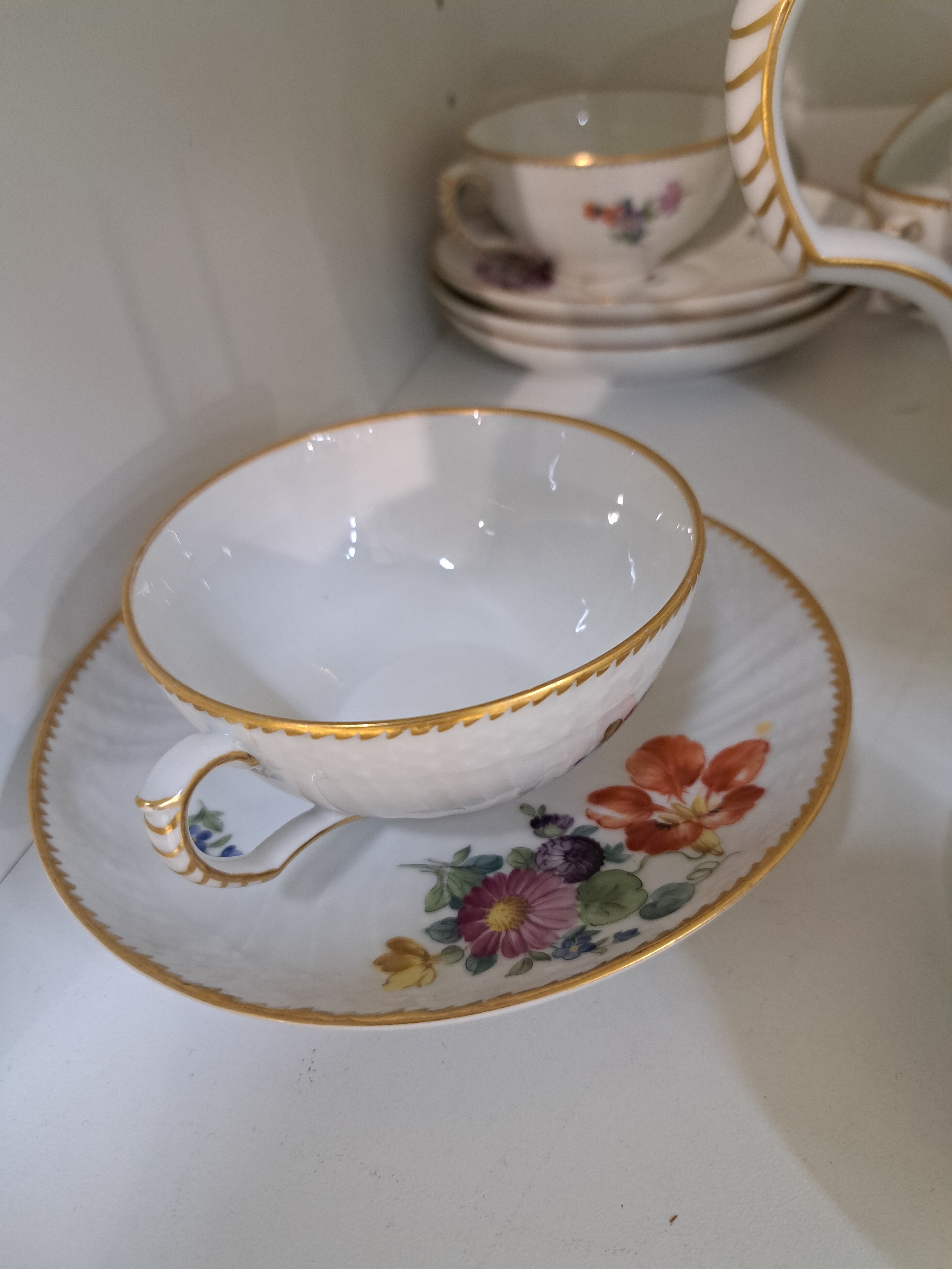 Detail e: Teeservice Royal Copenhagen, Teekanne mit 8 Tassen mit UT, polychrome Blumenbukettmalerei, Goldstaffage