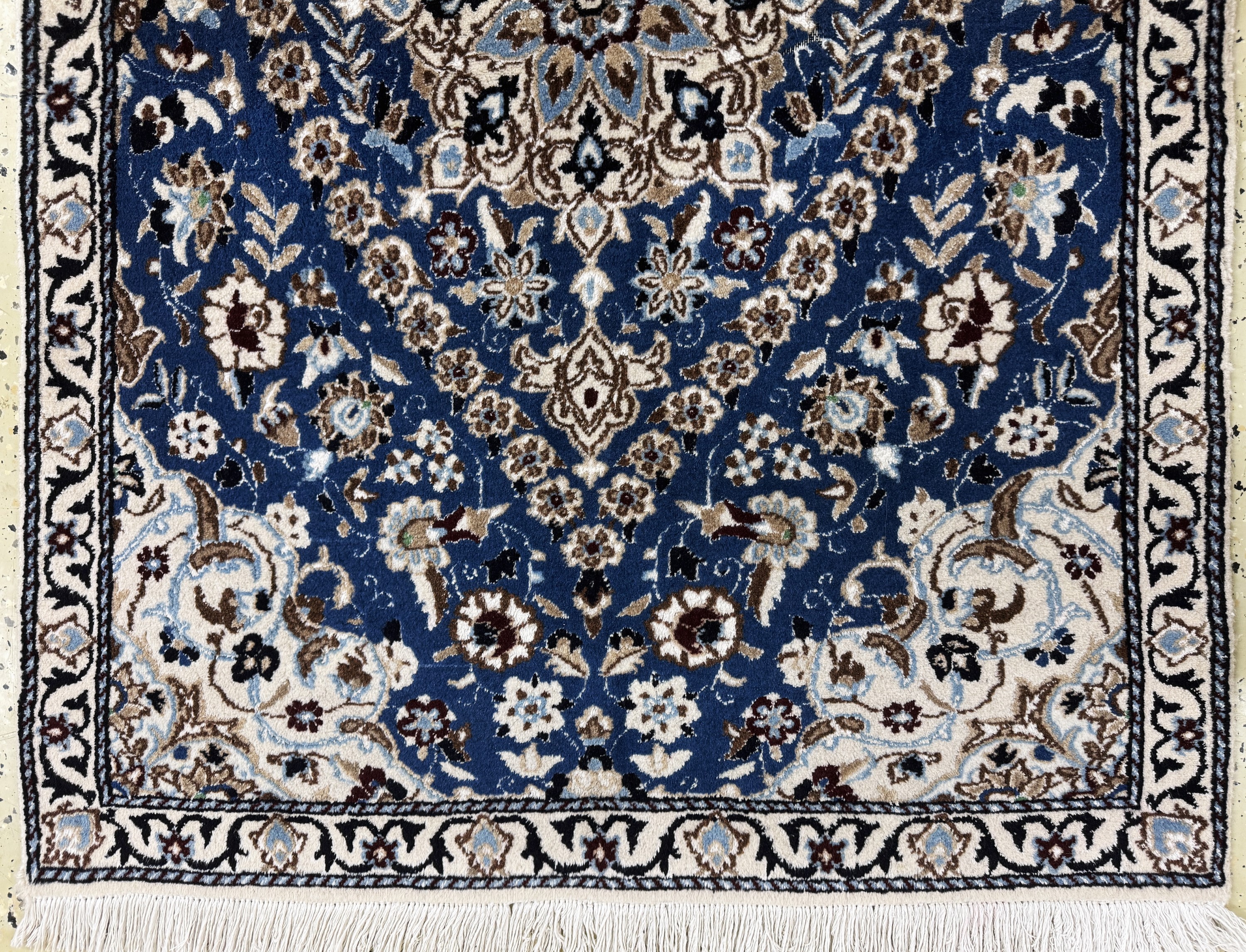 Detail e: 2 Lots Nain fein, Persien, Ende 20.Jhd, Korkwolle mit Seide, ca. 135 x 90 cm, EHZ: 2