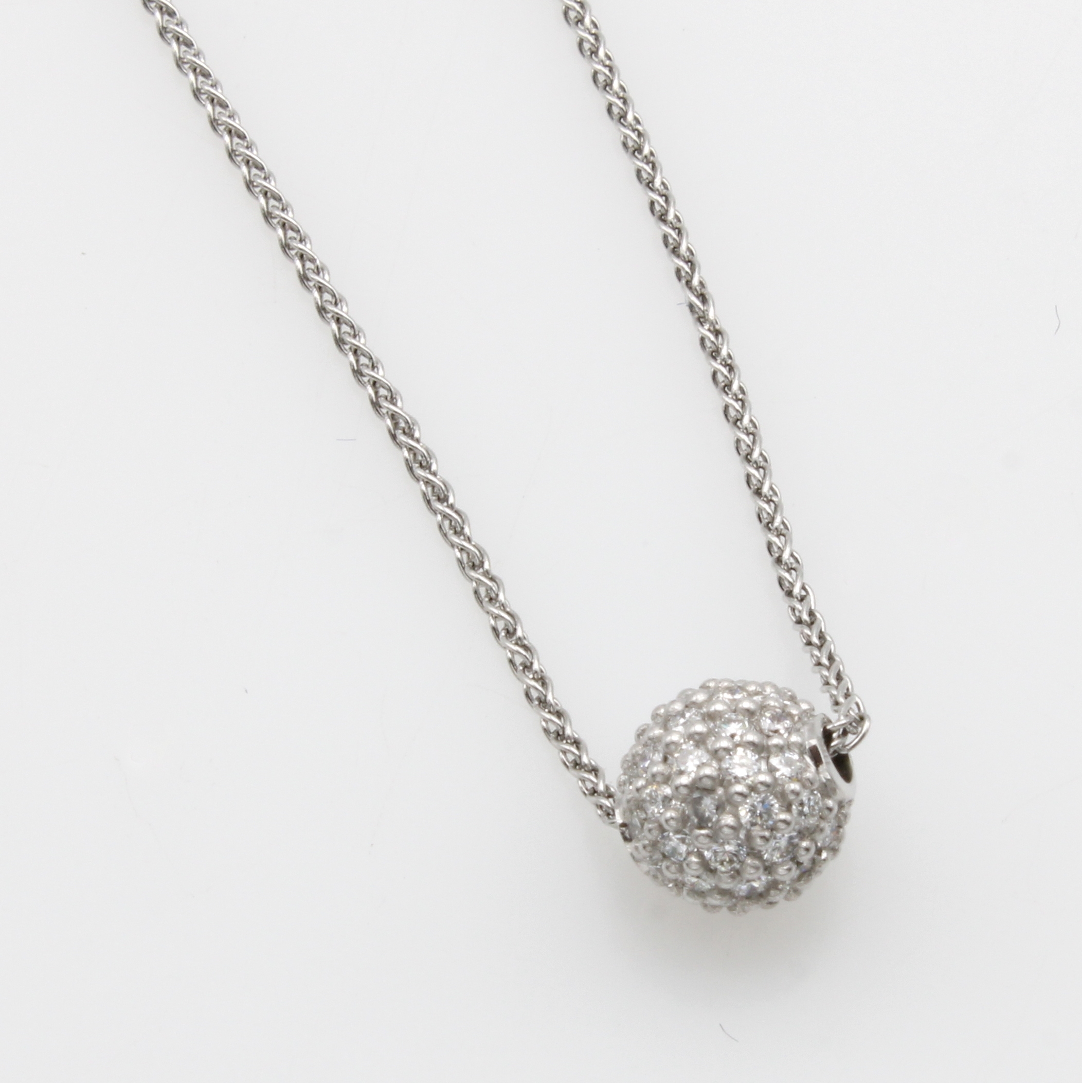 Image 27049156 - Kugelanhänger mit Brillanten, WG 585/000, Brill. zus. ca. 0.50 ct Weiß/si, in L. ca. ...