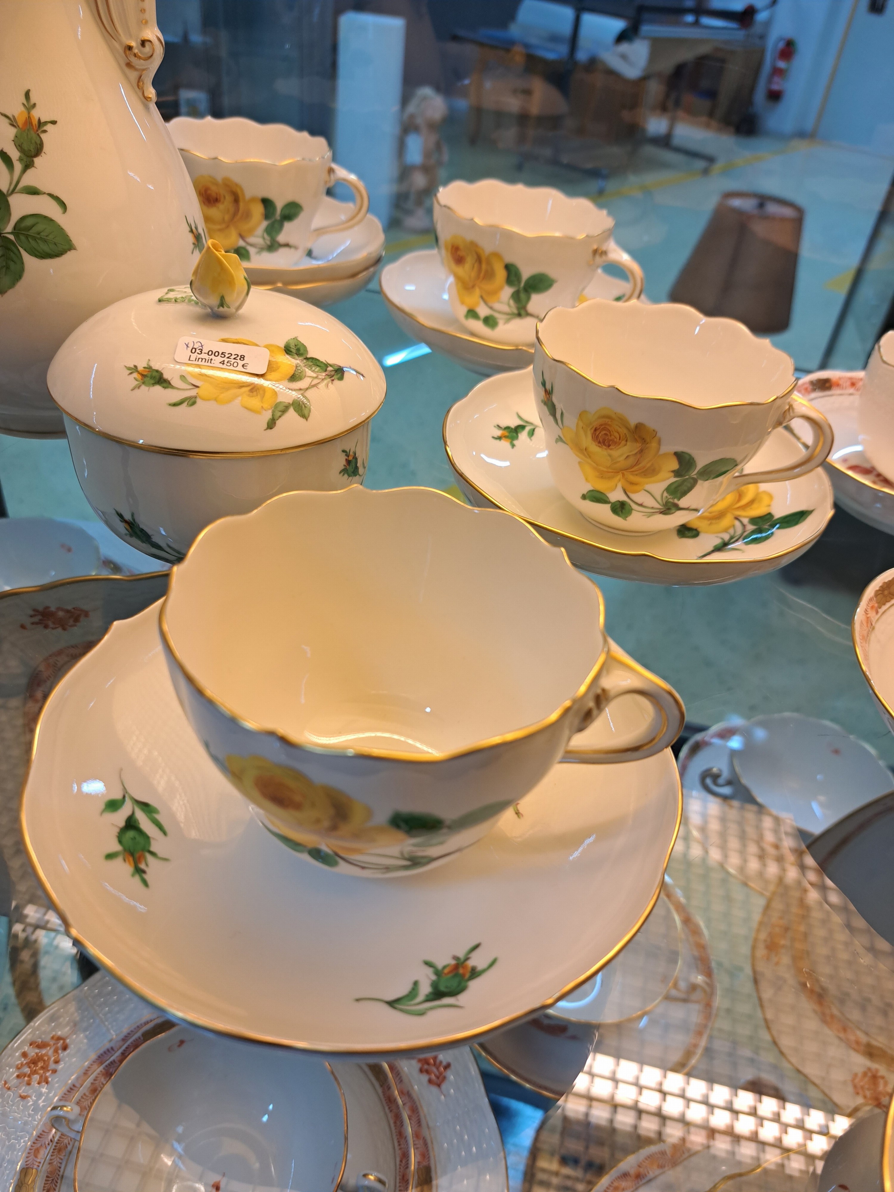 Detail a: Kaffeeservice für 8 Personen, Meissen, 20. Jh., 2 Wahl, Dekor gelbe Rose, Goldränder, Kaffeekanne, Zuckerdose, Milchkännchen, 8 Tassen mit ...