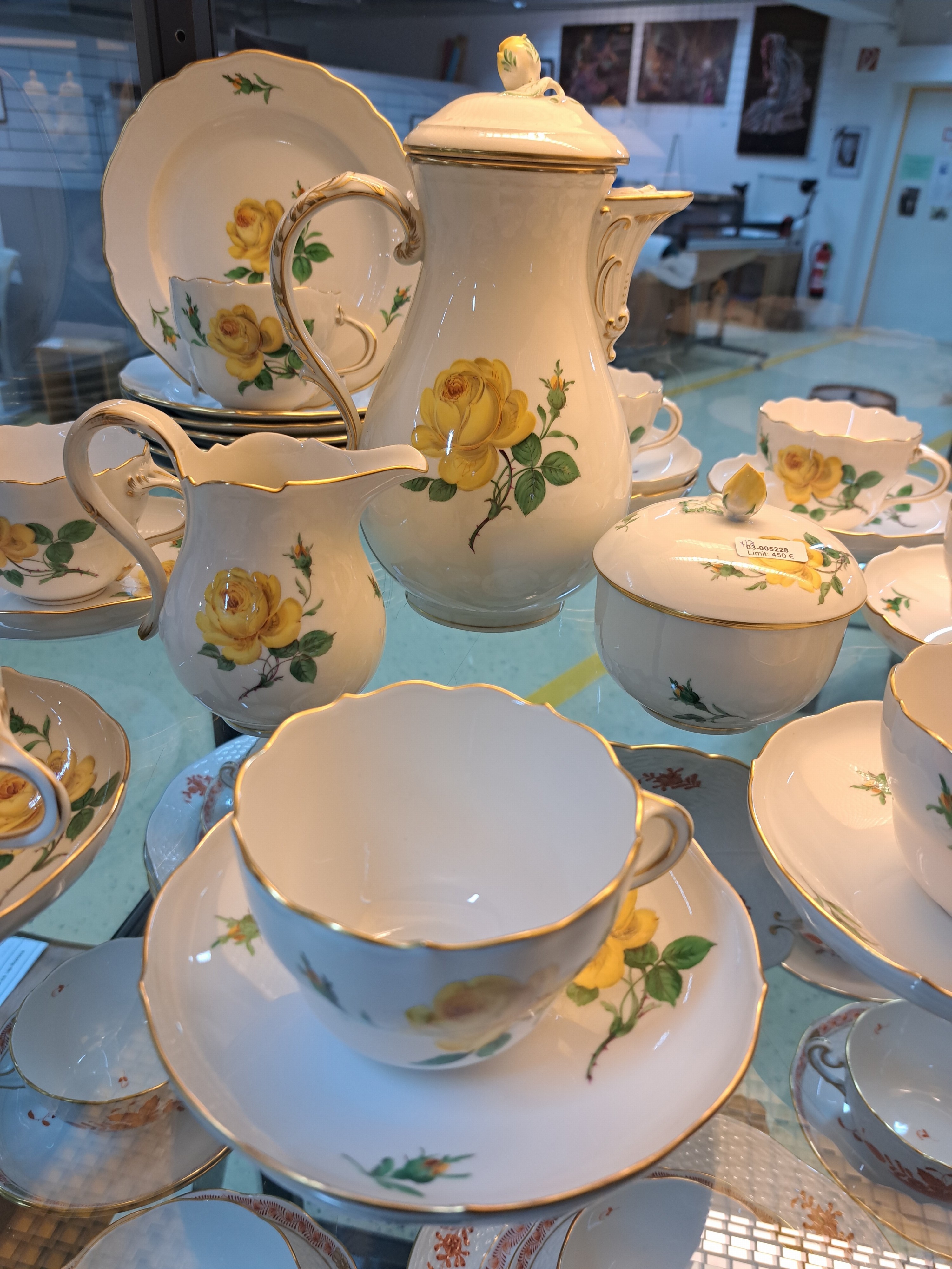 Detail b: Kaffeeservice für 8 Personen, Meissen, 20. Jh., 2 Wahl, Dekor gelbe Rose, Goldränder, Kaffeekanne, Zuckerdose, Milchkännchen, 8 Tassen mit ...