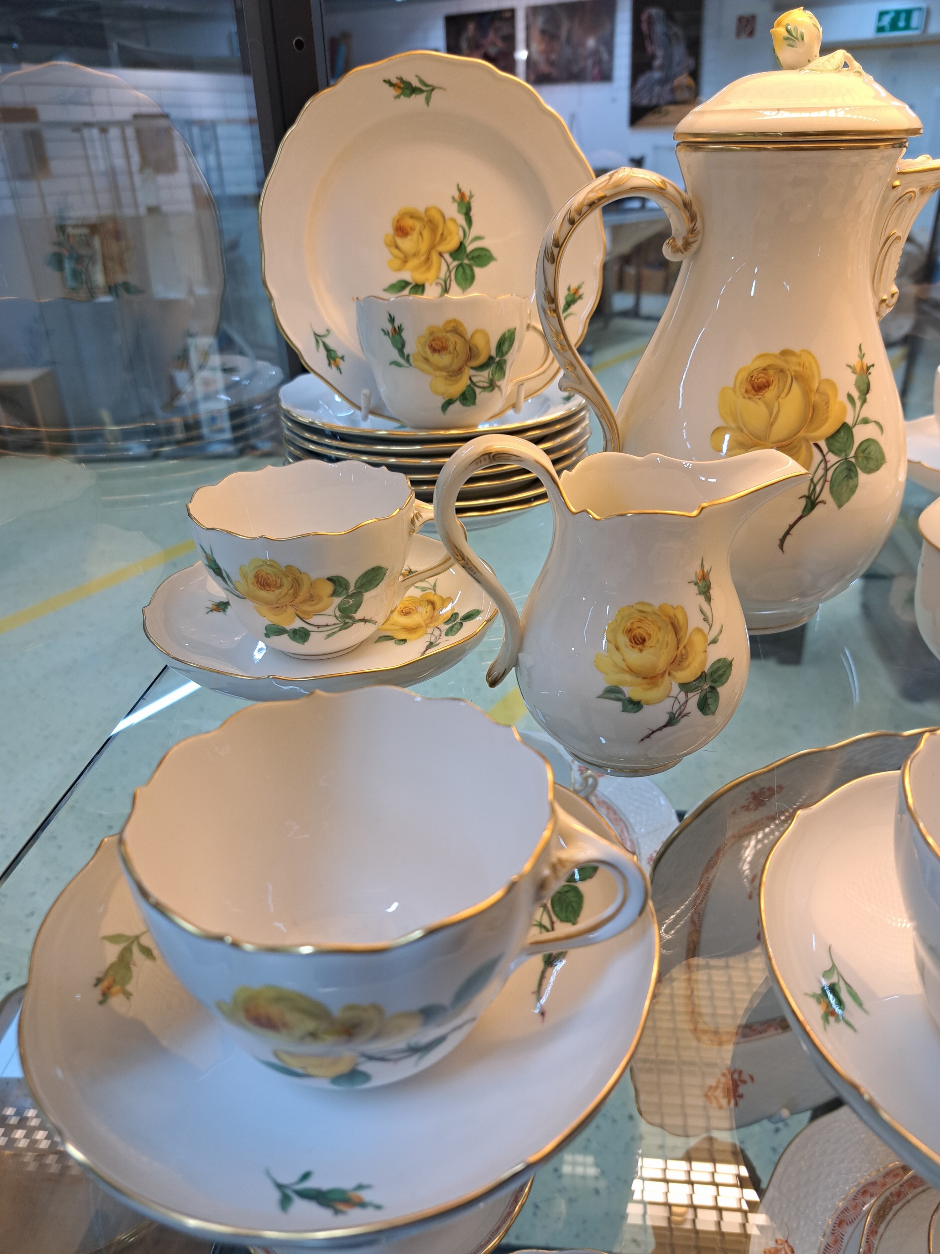 Detail c: Kaffeeservice für 8 Personen, Meissen, 20. Jh., 2 Wahl, Dekor gelbe Rose, Goldränder, Kaffeekanne, Zuckerdose, Milchkännchen, 8 Tassen mit ...