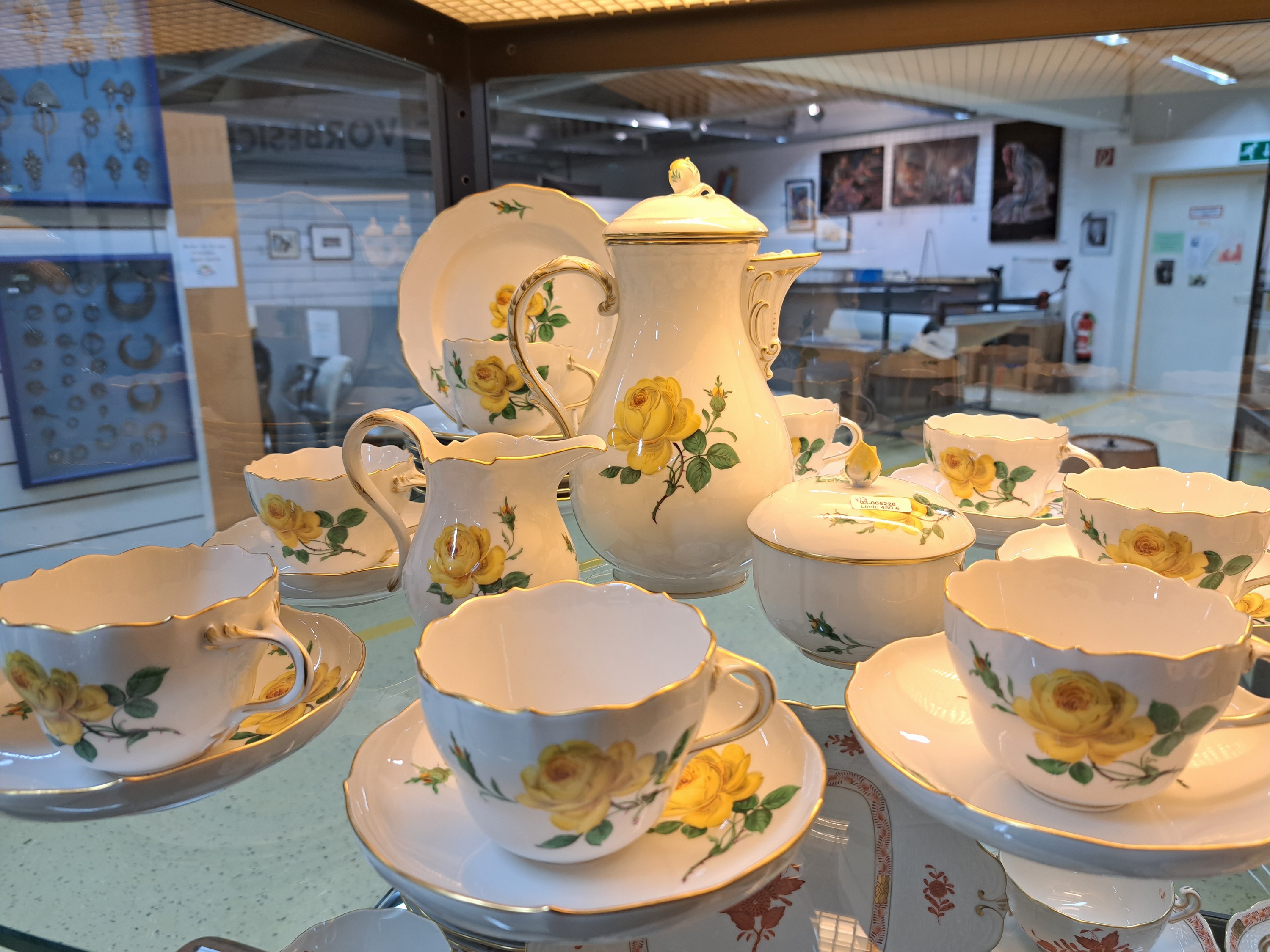 Detail d: Kaffeeservice für 8 Personen, Meissen, 20. Jh., 2 Wahl, Dekor gelbe Rose, Goldränder, Kaffeekanne, Zuckerdose, Milchkännchen, 8 Tassen mit ...