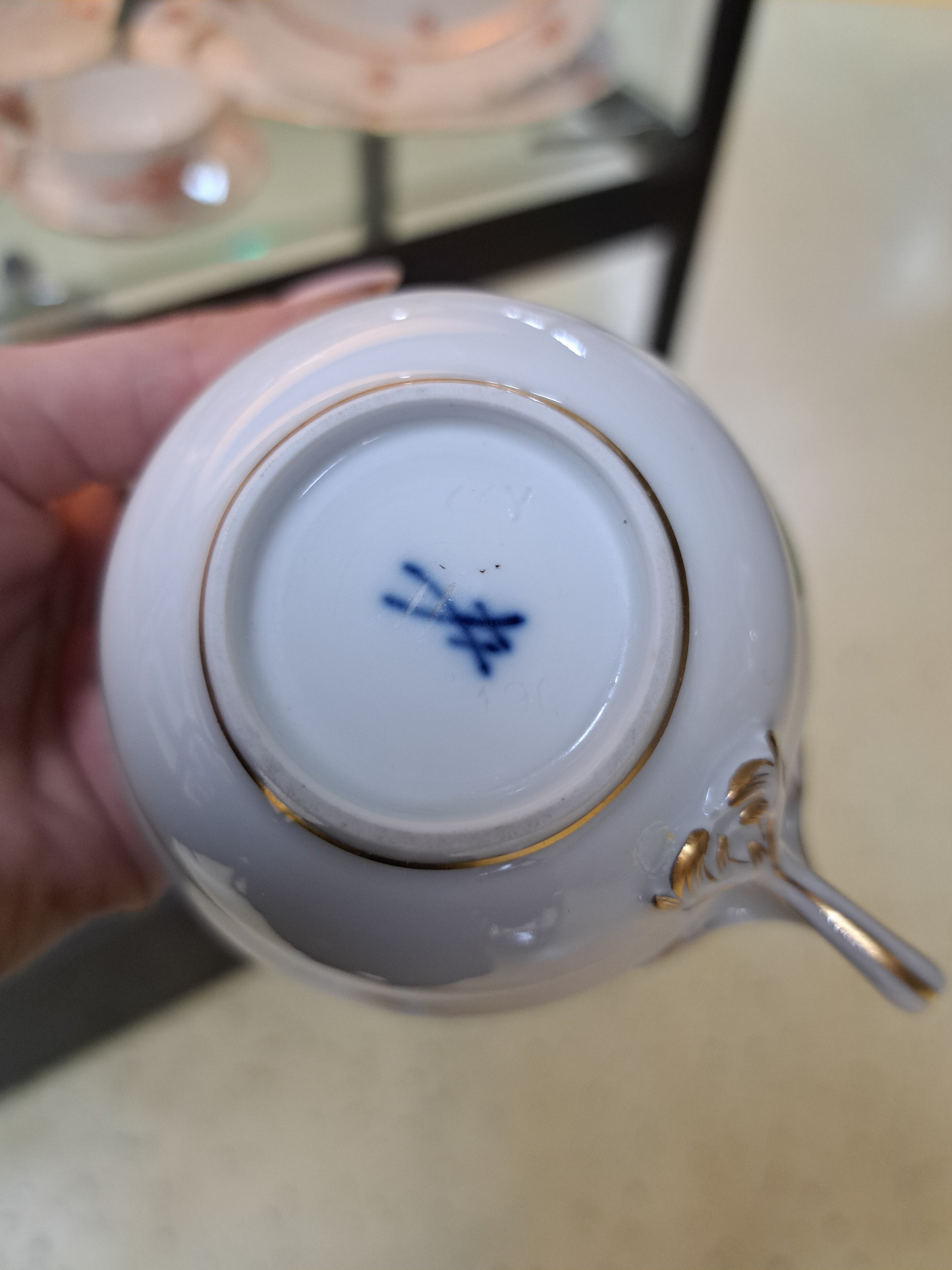Detail e: Kaffeeservice für 8 Personen, Meissen, 20. Jh., 2 Wahl, Dekor gelbe Rose, Goldränder, Kaffeekanne, Zuckerdose, Milchkännchen, 8 Tassen mit ...