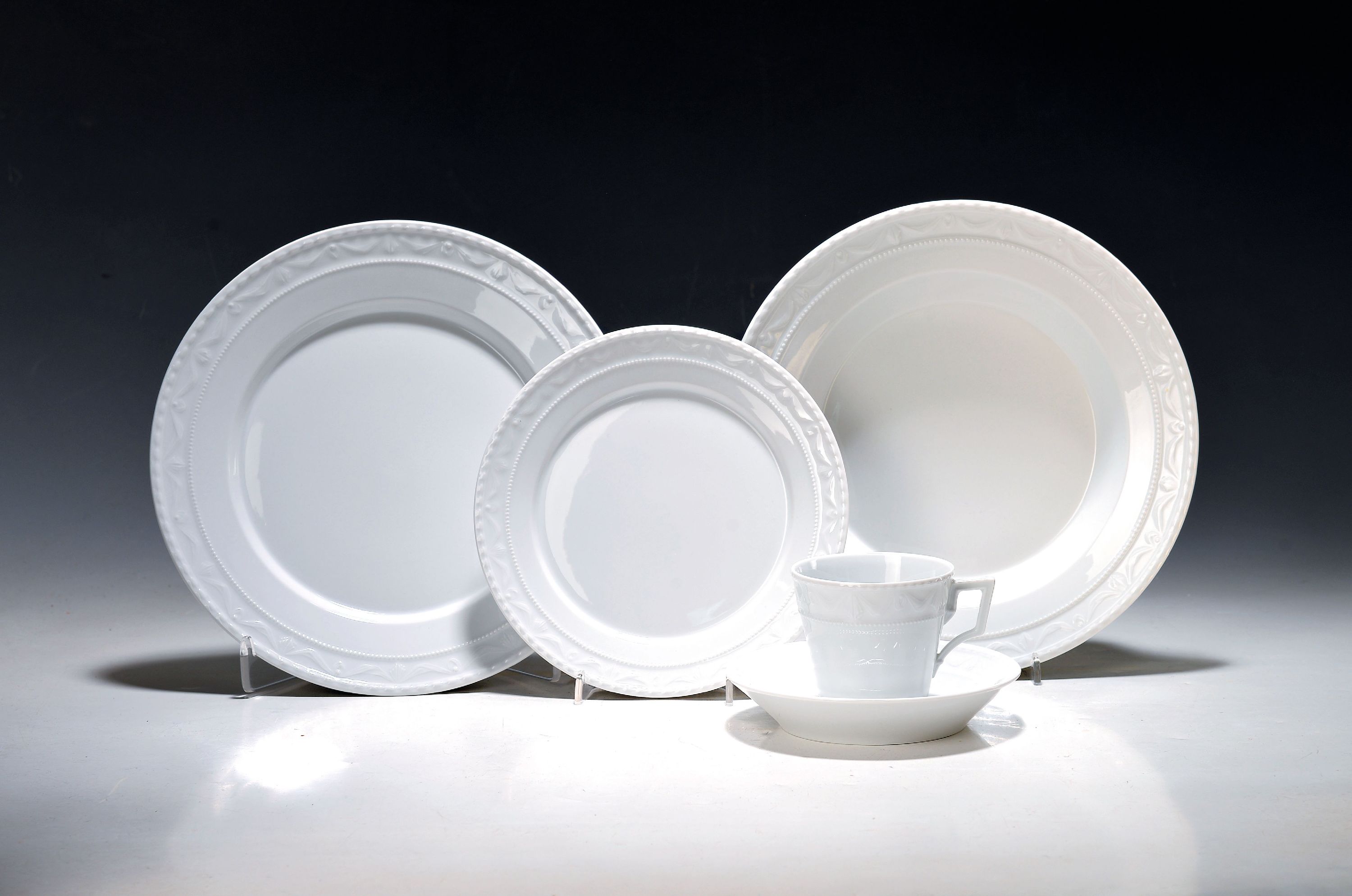 Image 27049169 - 38 Serviceteile, KPM Berlin, 20. Jh., Modell Kurland, weiß, 8 flache Speiseteller, 6 ...