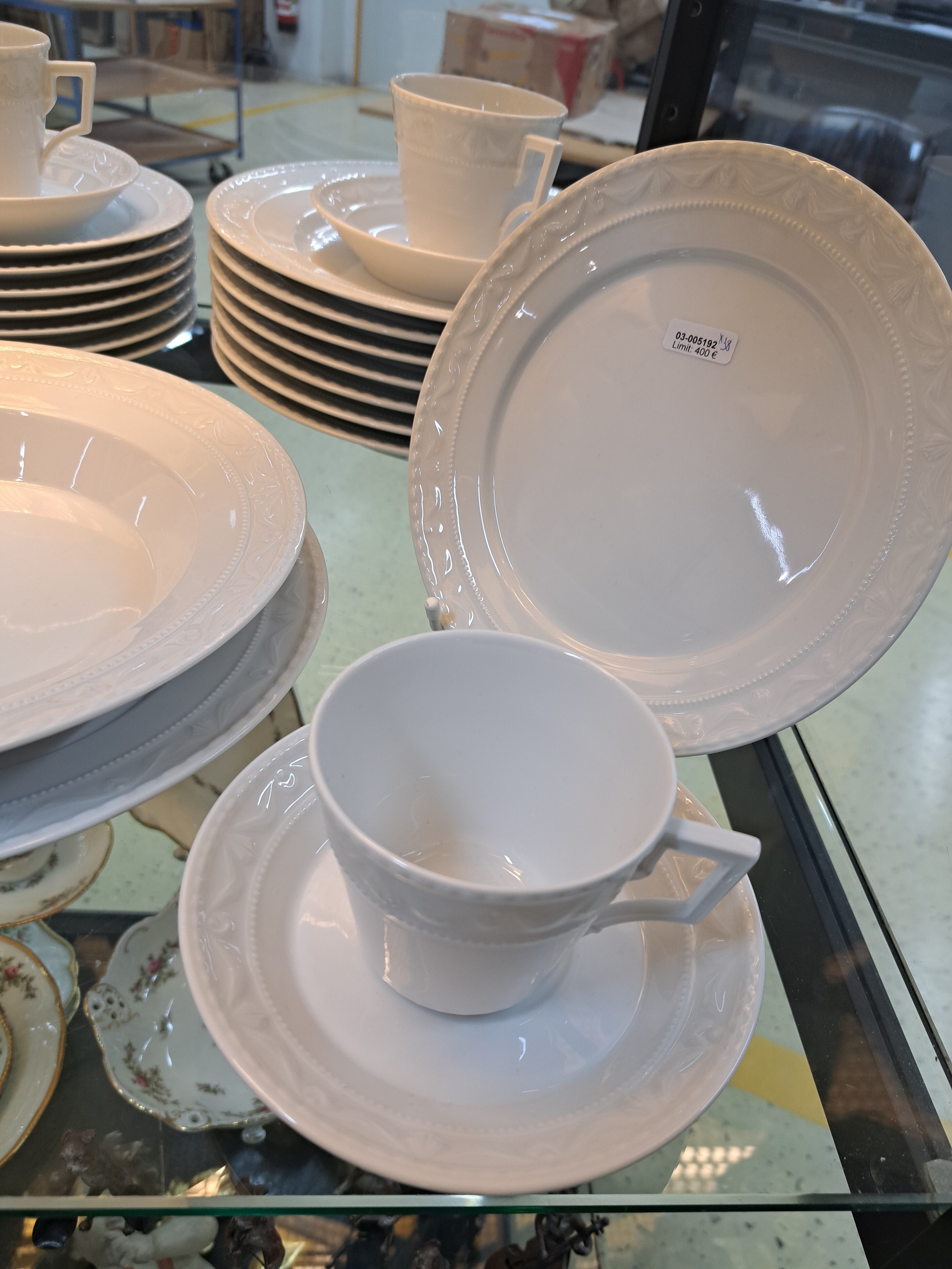 Detail a: 38 Serviceteile, KPM Berlin, 20. Jh., Modell Kurland, weiß, 8 flache Speiseteller, 6 tiefe Teller, 8 Desserteller, 8 Tassen mit Untertassen