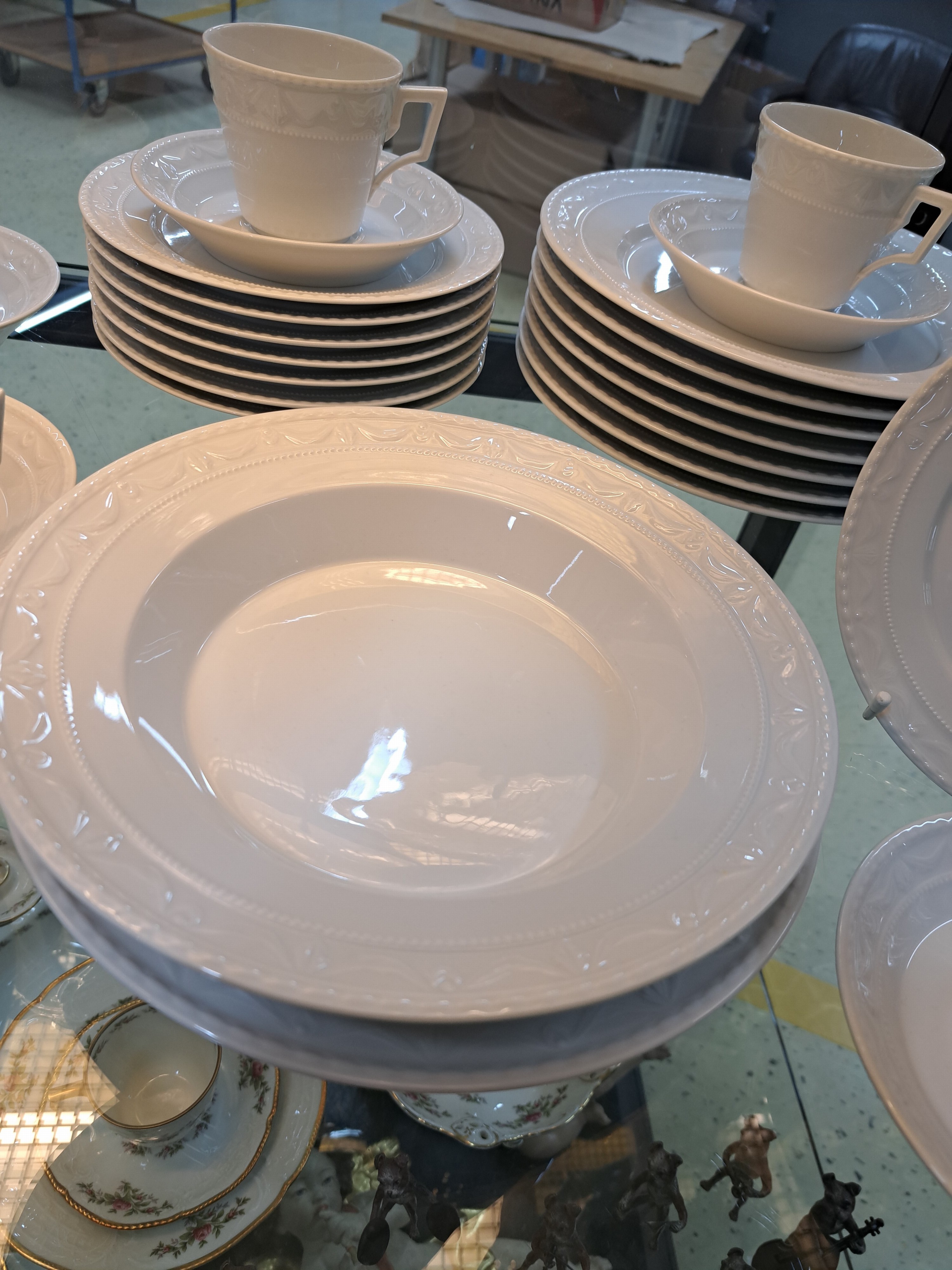 Detail b: 38 Serviceteile, KPM Berlin, 20. Jh., Modell Kurland, weiß, 8 flache Speiseteller, 6 tiefe Teller, 8 Desserteller, 8 Tassen mit Untertassen