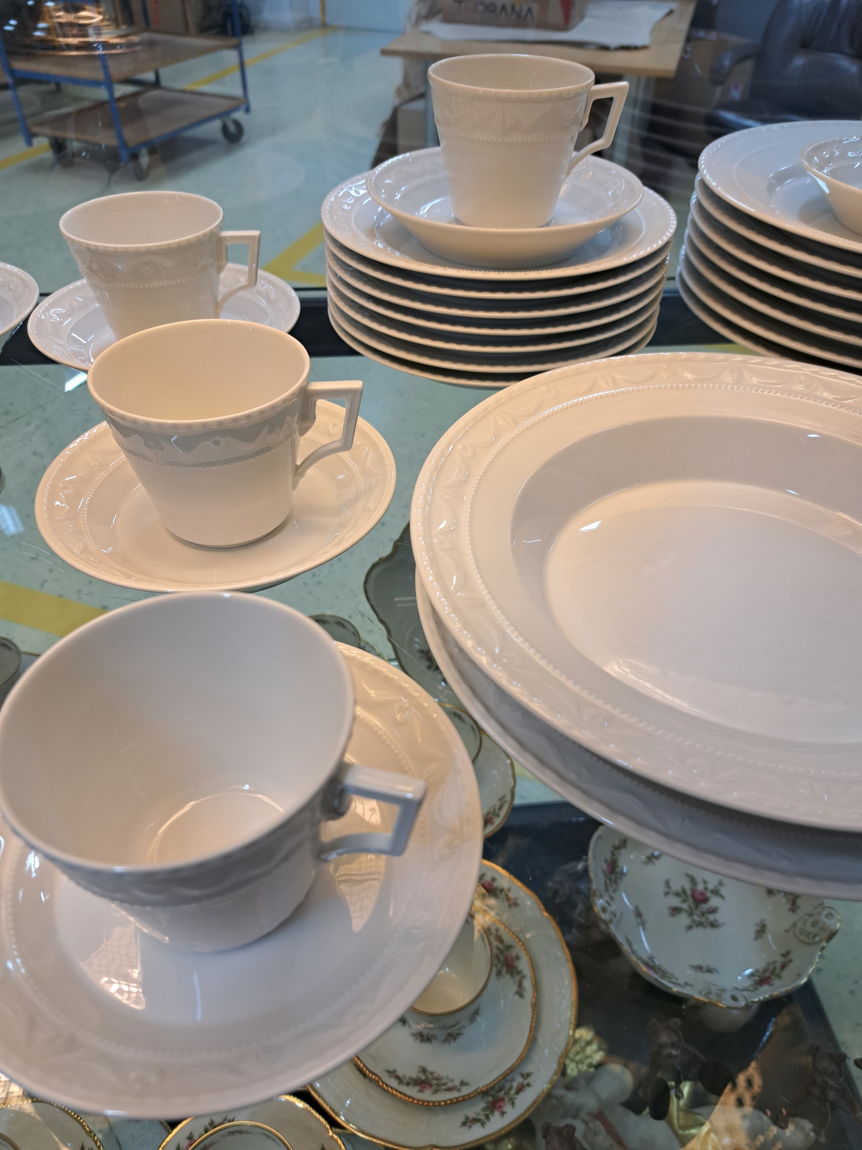 Detail c: 38 Serviceteile, KPM Berlin, 20. Jh., Modell Kurland, weiß, 8 flache Speiseteller, 6 tiefe Teller, 8 Desserteller, 8 Tassen mit Untertassen