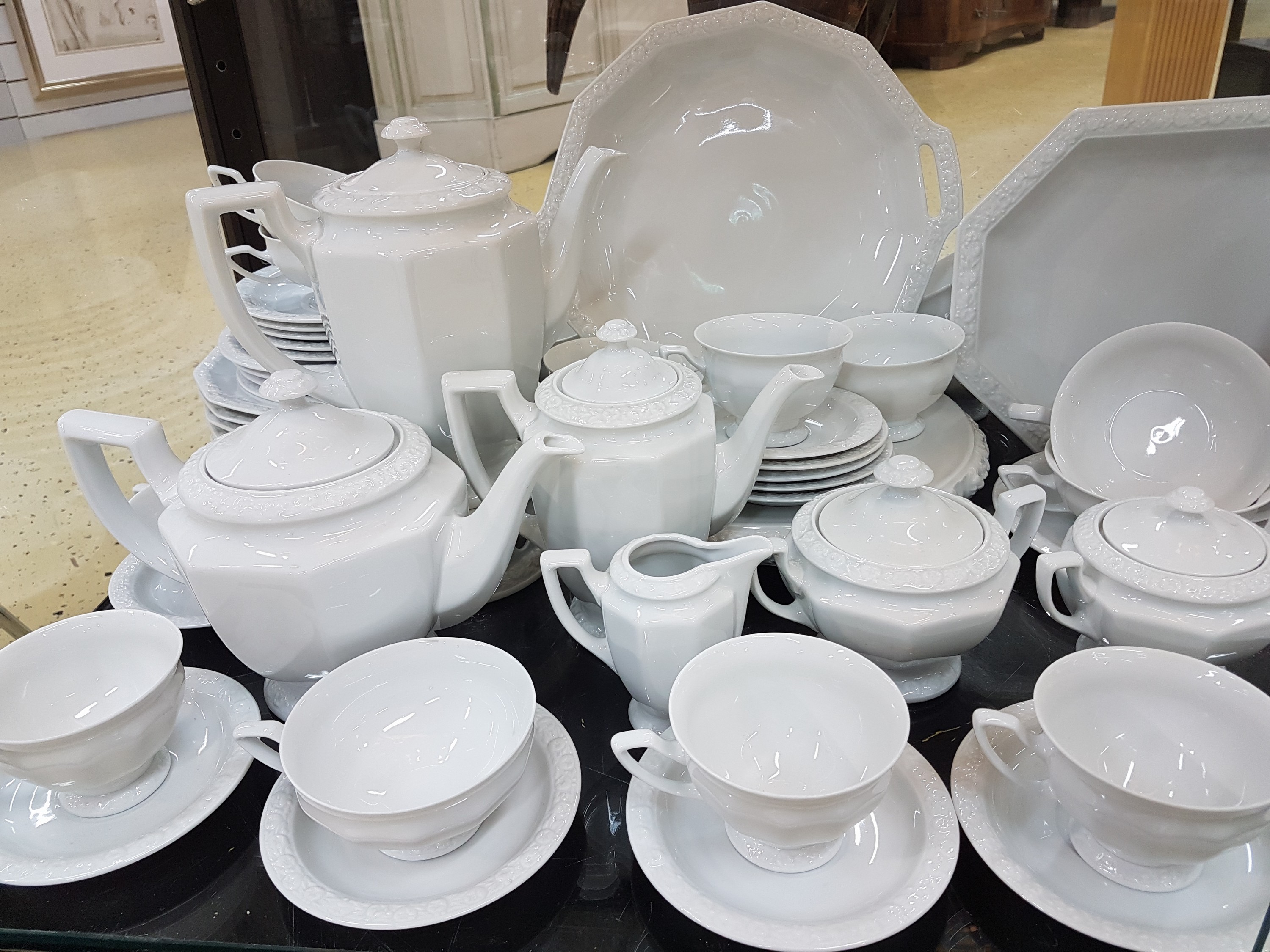 Detail a: Tafelservice, Rosenthal, Modell Maria weiß, Kaffeekanne, Teekanne, Mokkakanne, 13 Kaffeetassen mit 10 Untertassen, 5 Teetassen mit Untertassen, 2 ...