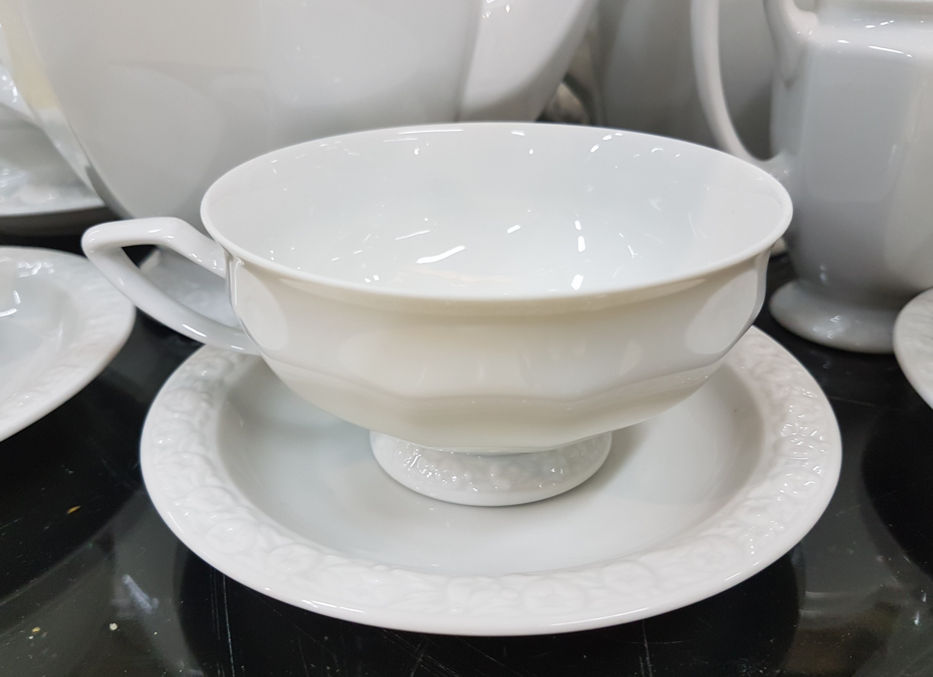 Detail b: Tafelservice, Rosenthal, Modell Maria weiß, Kaffeekanne, Teekanne, Mokkakanne, 13 Kaffeetassen mit 10 Untertassen, 5 Teetassen mit Untertassen, 2 ...