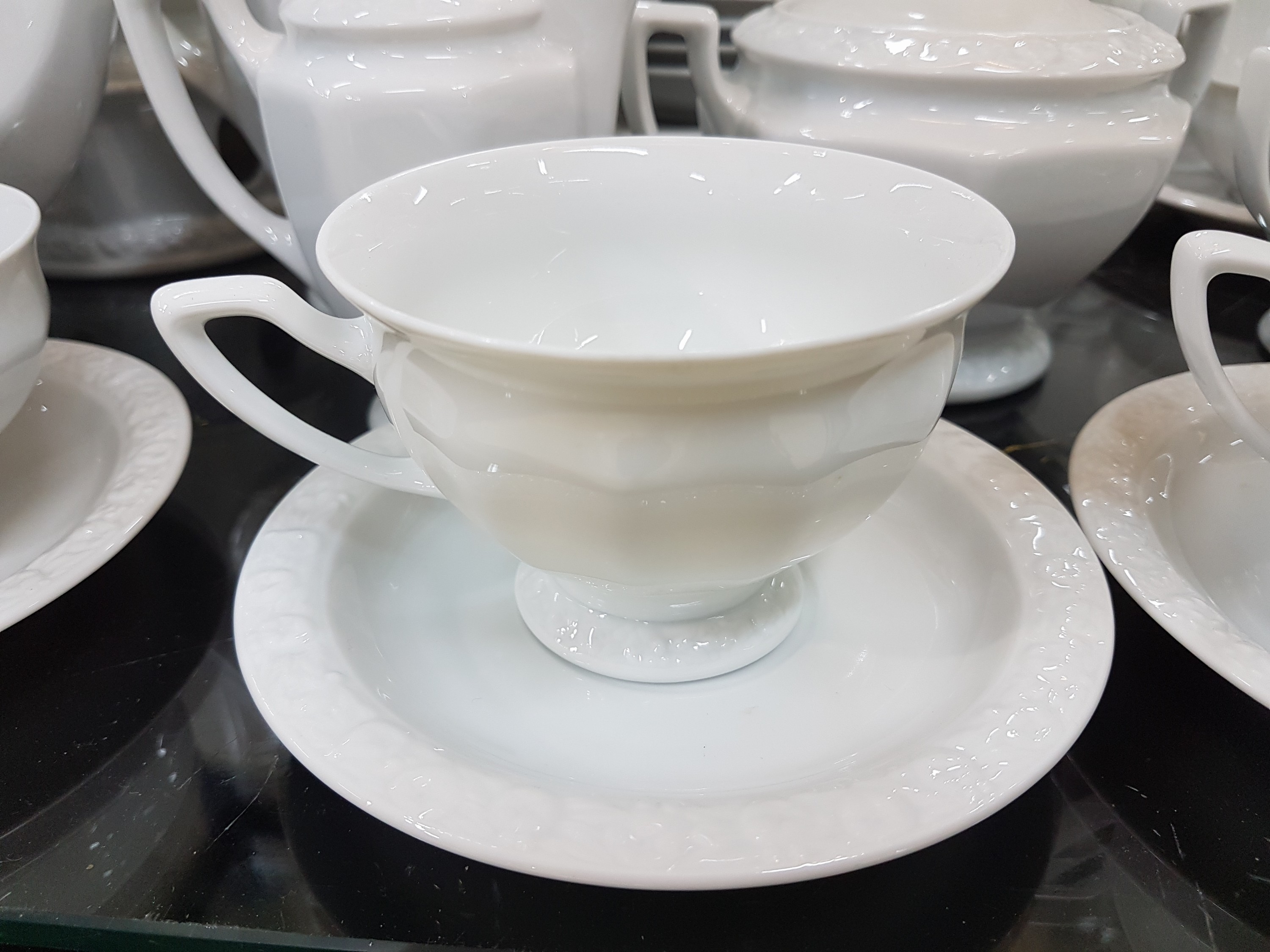 Detail c: Tafelservice, Rosenthal, Modell Maria weiß, Kaffeekanne, Teekanne, Mokkakanne, 13 Kaffeetassen mit 10 Untertassen, 5 Teetassen mit Untertassen, 2 ...
