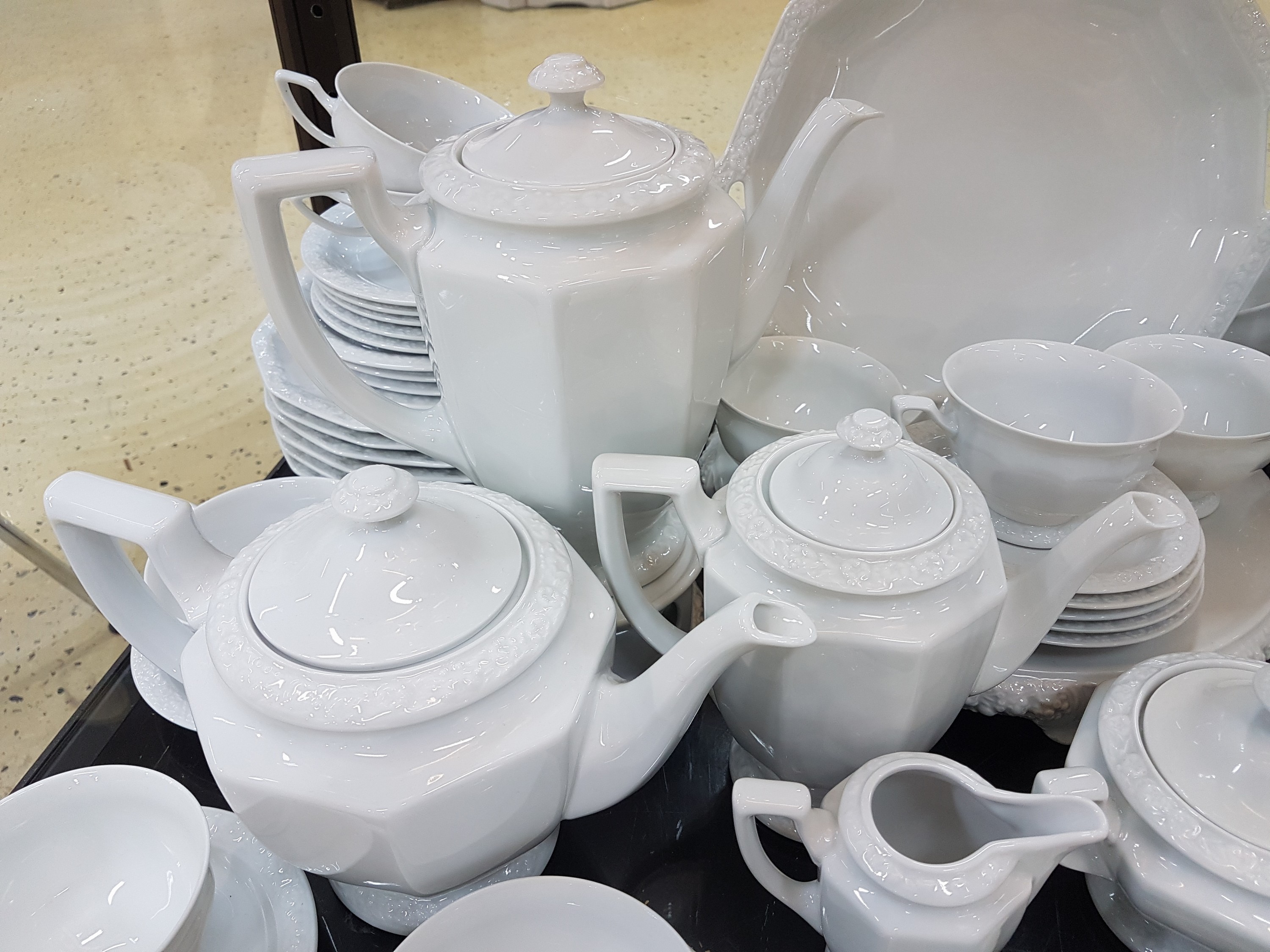 Detail d: Tafelservice, Rosenthal, Modell Maria weiß, Kaffeekanne, Teekanne, Mokkakanne, 13 Kaffeetassen mit 10 Untertassen, 5 Teetassen mit Untertassen, 2 ...