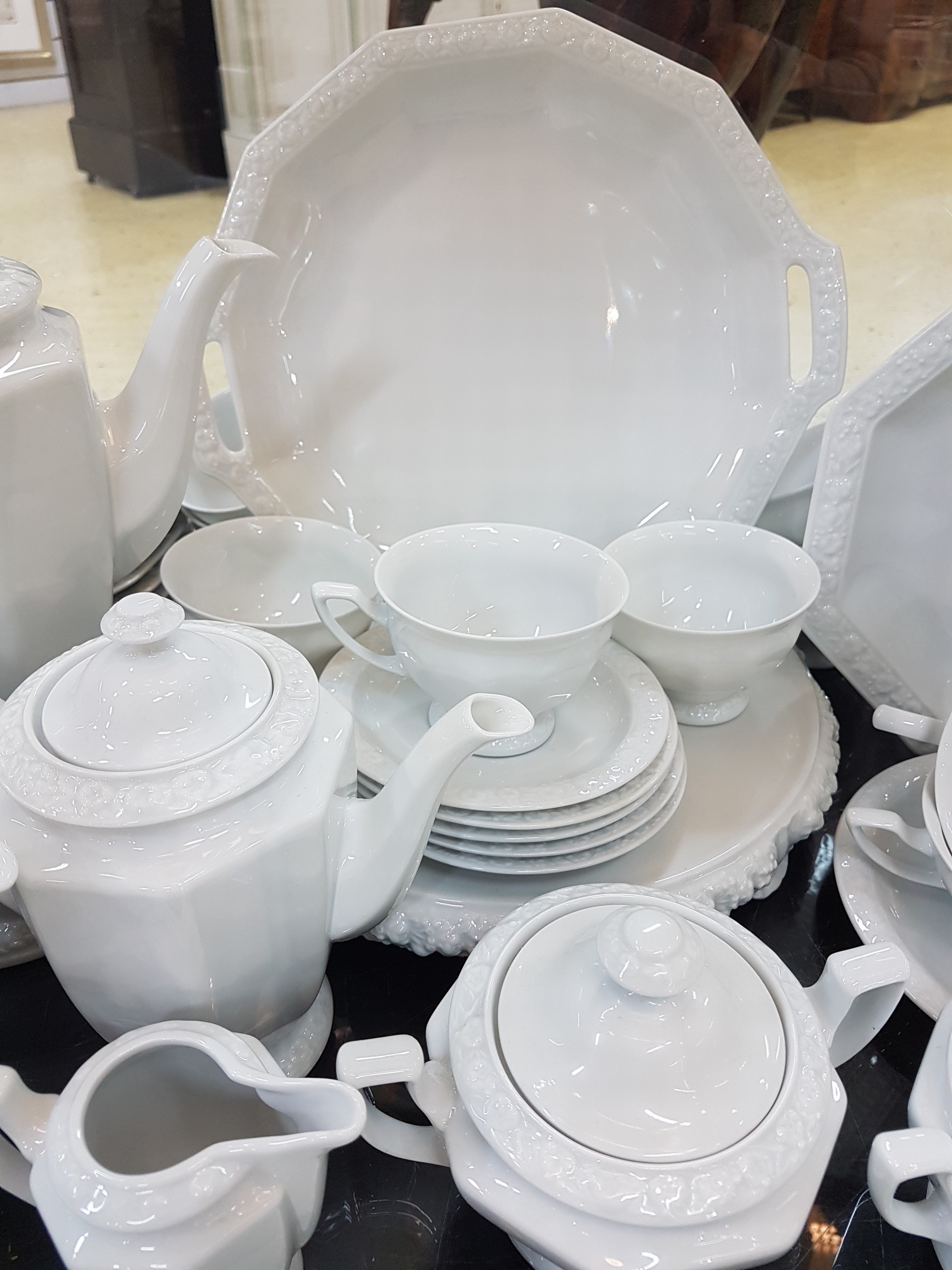 Detail e: Tafelservice, Rosenthal, Modell Maria weiß, Kaffeekanne, Teekanne, Mokkakanne, 13 Kaffeetassen mit 10 Untertassen, 5 Teetassen mit Untertassen, 2 ...