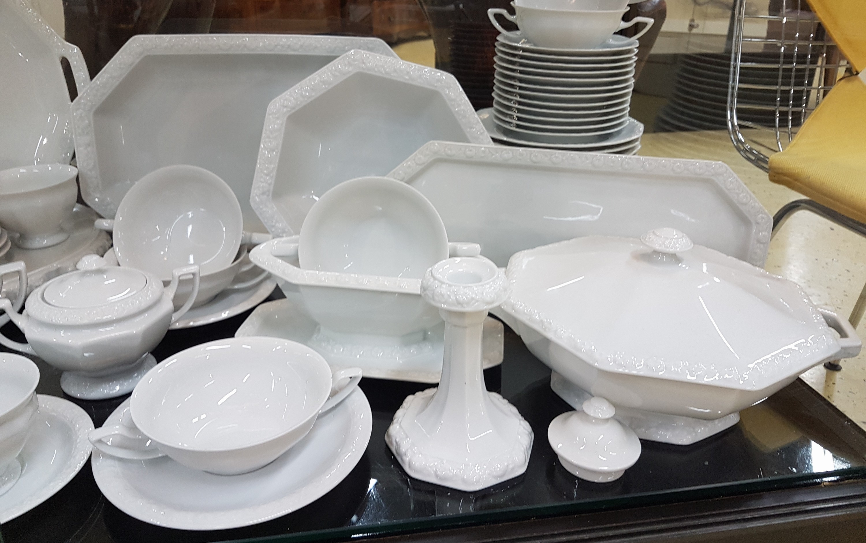 Detail f: Tafelservice, Rosenthal, Modell Maria weiß, Kaffeekanne, Teekanne, Mokkakanne, 13 Kaffeetassen mit 10 Untertassen, 5 Teetassen mit Untertassen, 2 ...