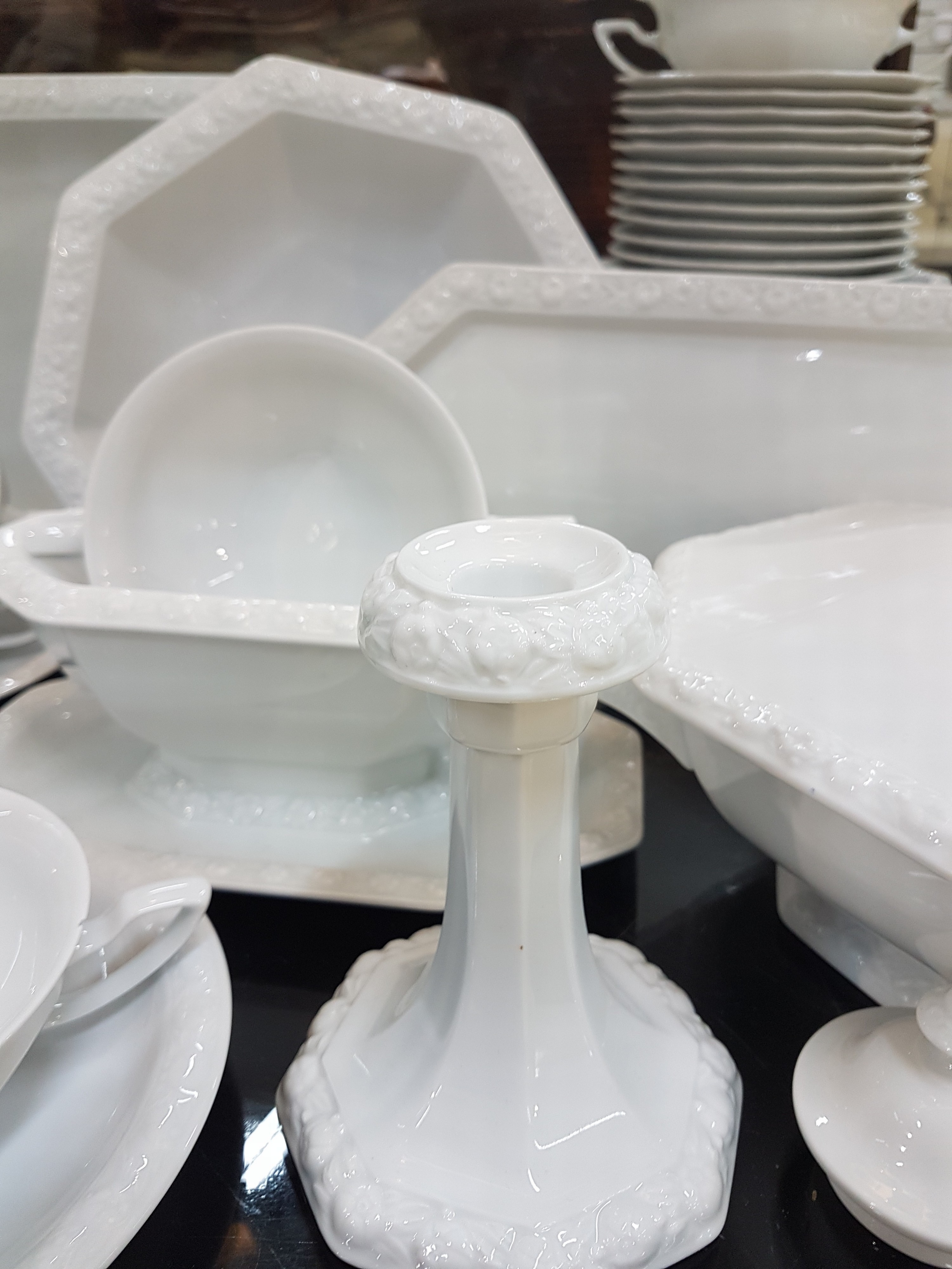 Detail g: Tafelservice, Rosenthal, Modell Maria weiß, Kaffeekanne, Teekanne, Mokkakanne, 13 Kaffeetassen mit 10 Untertassen, 5 Teetassen mit Untertassen, 2 ...
