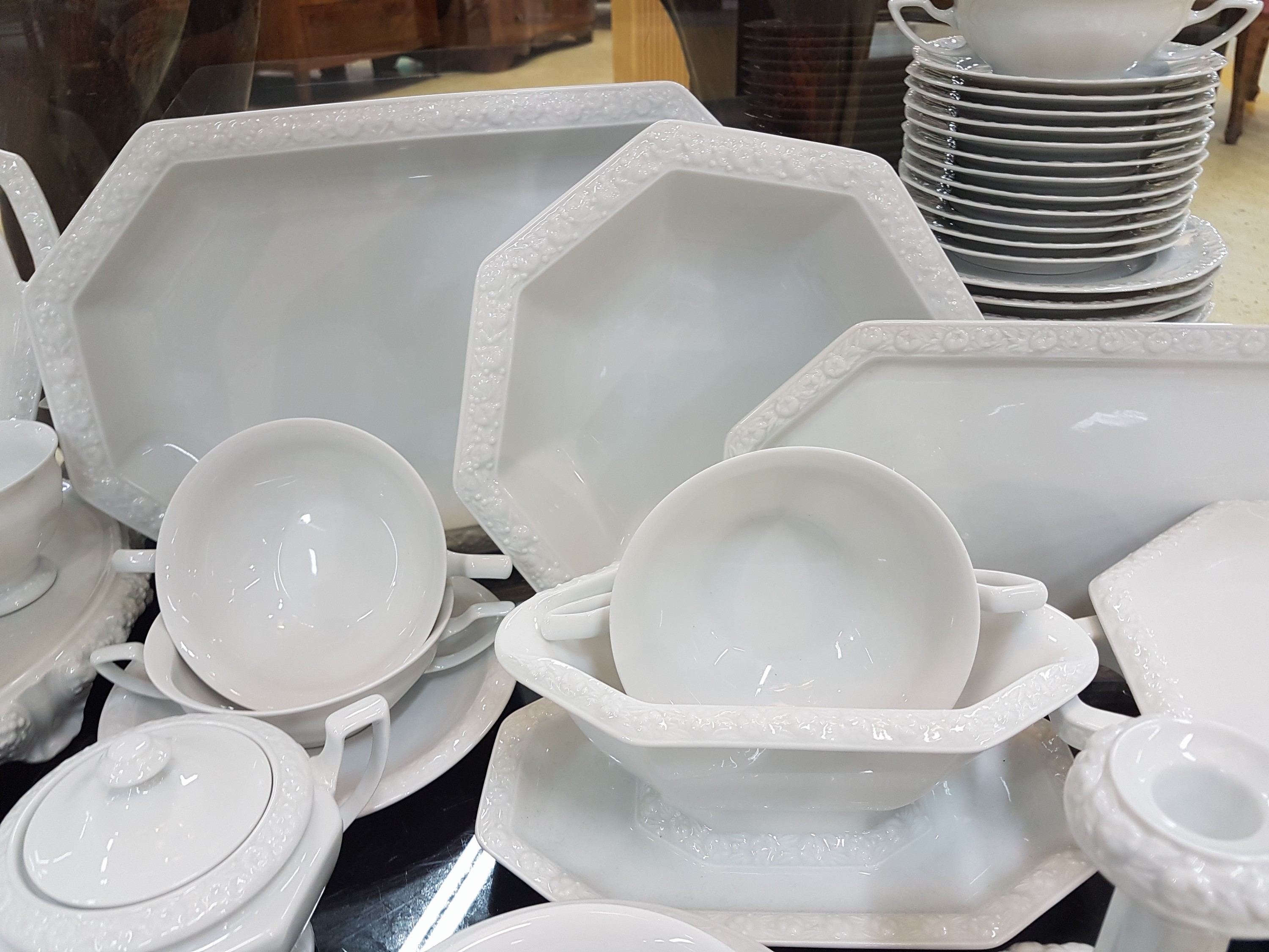 Detail h: Tafelservice, Rosenthal, Modell Maria weiß, Kaffeekanne, Teekanne, Mokkakanne, 13 Kaffeetassen mit 10 Untertassen, 5 Teetassen mit Untertassen, 2 ...