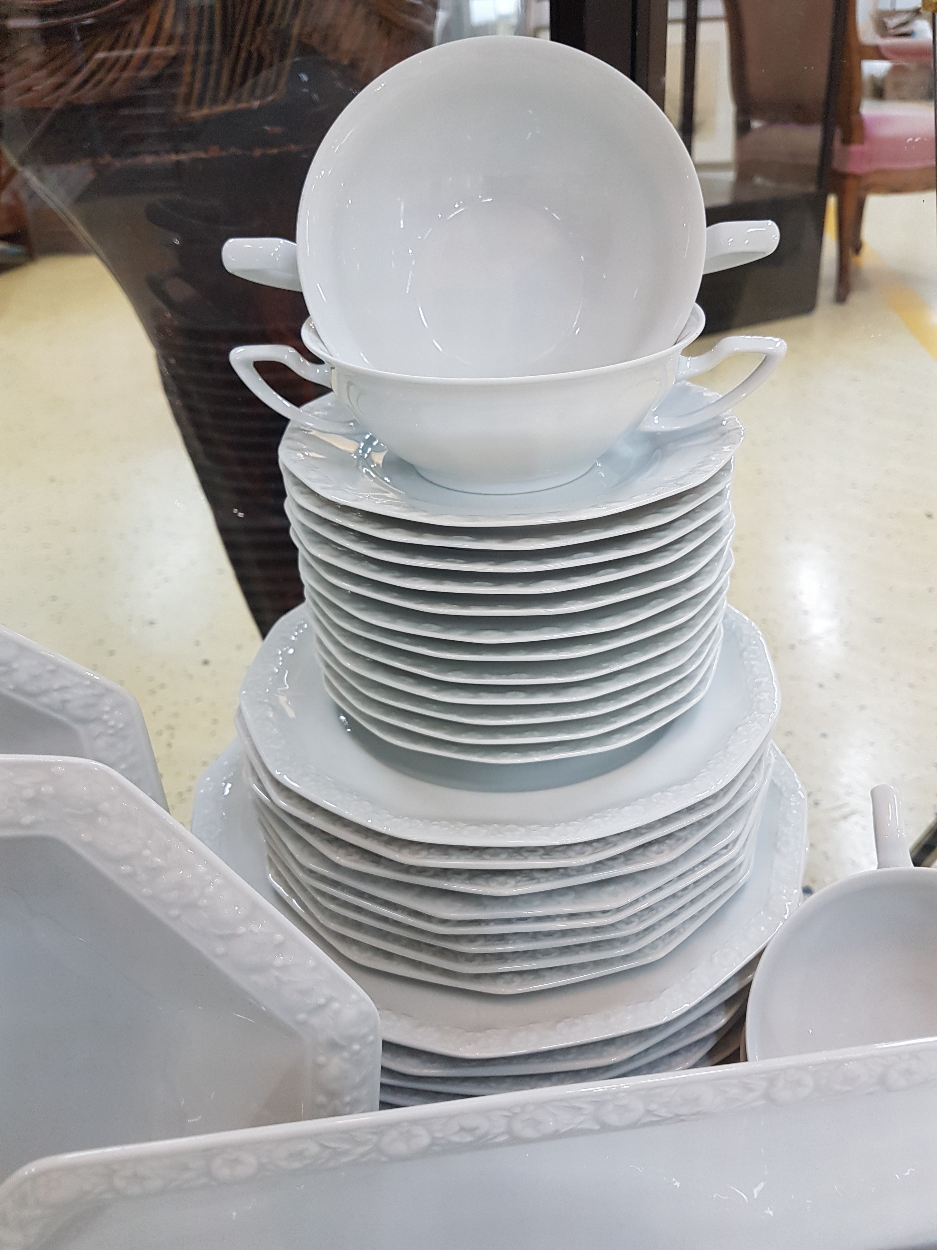 Detail i: Tafelservice, Rosenthal, Modell Maria weiß, Kaffeekanne, Teekanne, Mokkakanne, 13 Kaffeetassen mit 10 Untertassen, 5 Teetassen mit Untertassen, 2 ...