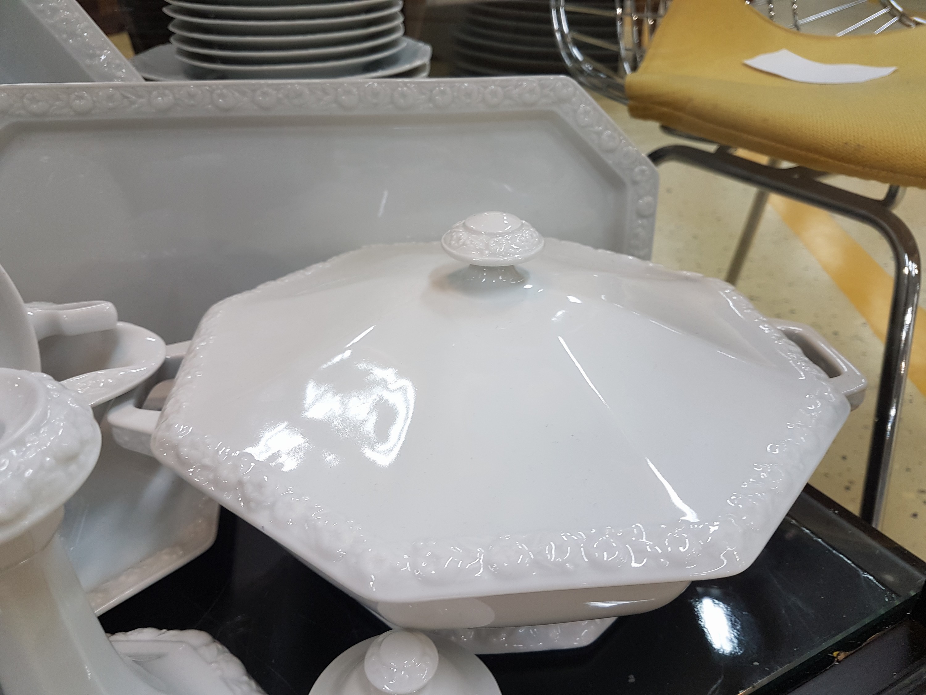 Detail j: Tafelservice, Rosenthal, Modell Maria weiß, Kaffeekanne, Teekanne, Mokkakanne, 13 Kaffeetassen mit 10 Untertassen, 5 Teetassen mit Untertassen, 2 ...