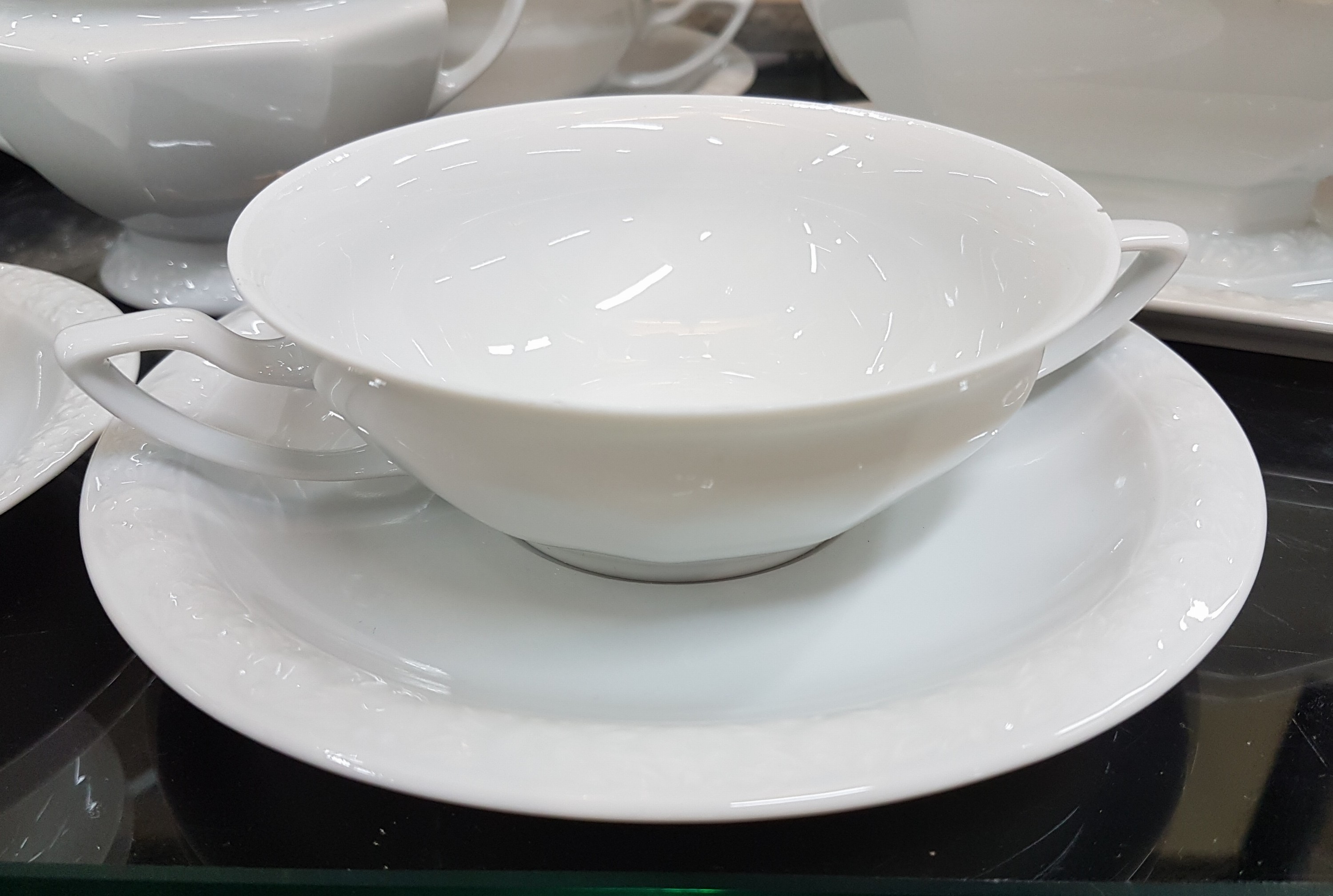 Detail k: Tafelservice, Rosenthal, Modell Maria weiß, Kaffeekanne, Teekanne, Mokkakanne, 13 Kaffeetassen mit 10 Untertassen, 5 Teetassen mit Untertassen, 2 ...