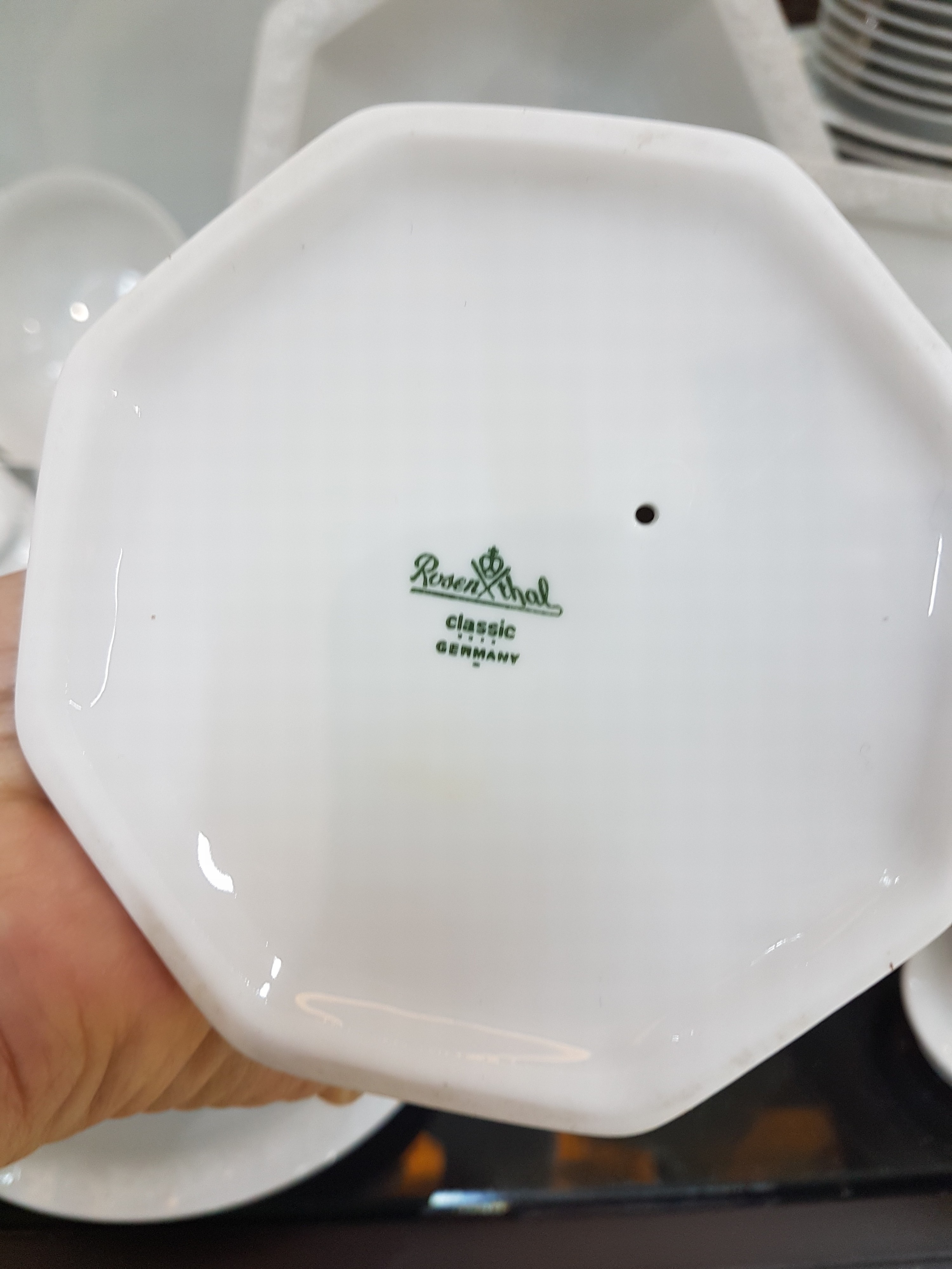 Detail l: Tafelservice, Rosenthal, Modell Maria weiß, Kaffeekanne, Teekanne, Mokkakanne, 13 Kaffeetassen mit 10 Untertassen, 5 Teetassen mit Untertassen, 2 ...