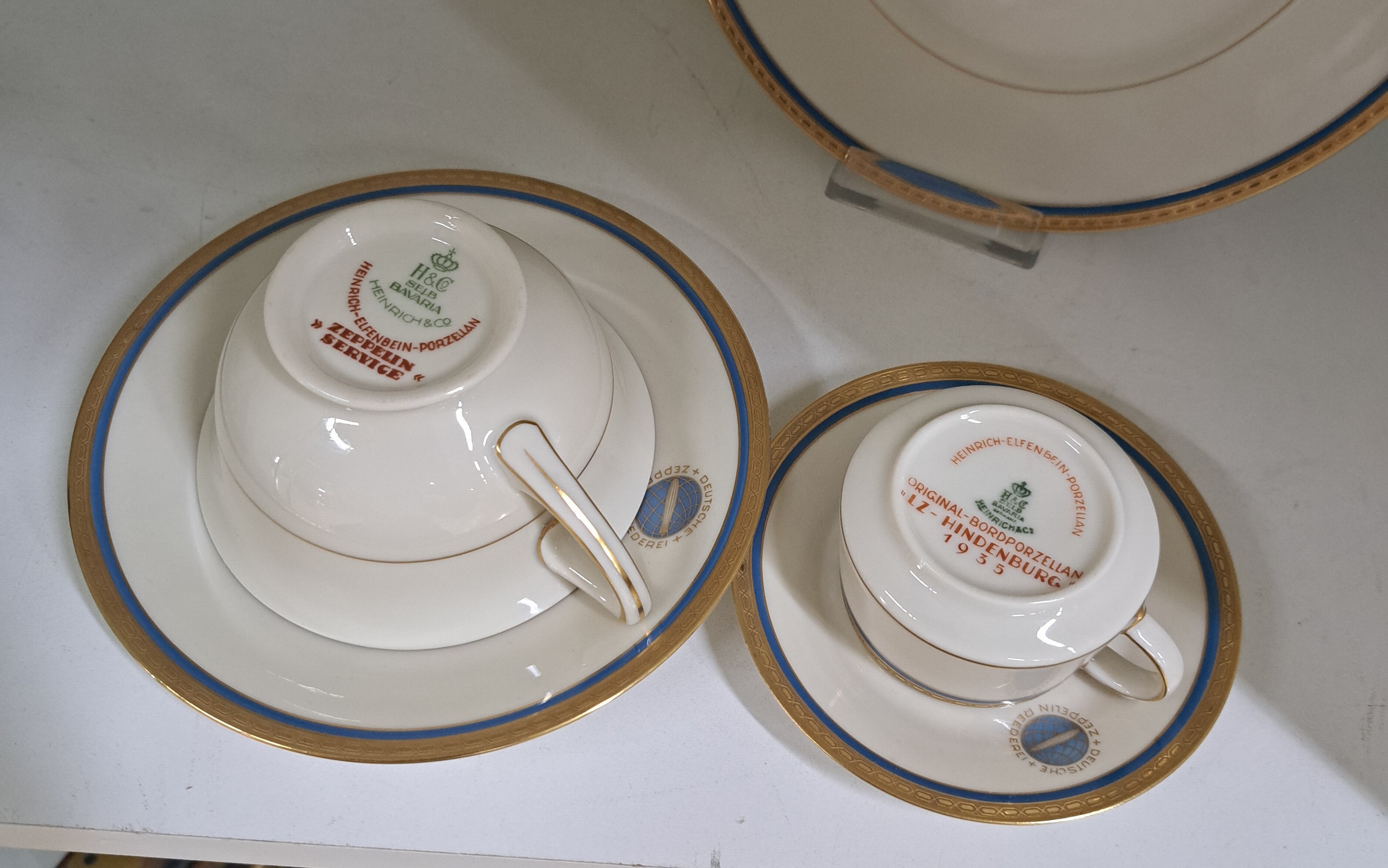 Detail a: Kaffeegedeck und Mokkatasse aus dem Zeppelin, um 1935, Heinrich & Co., elfenbeinfarben mit Goldrändern und Emblem der deutschen Zeppelin-Reederei, ...