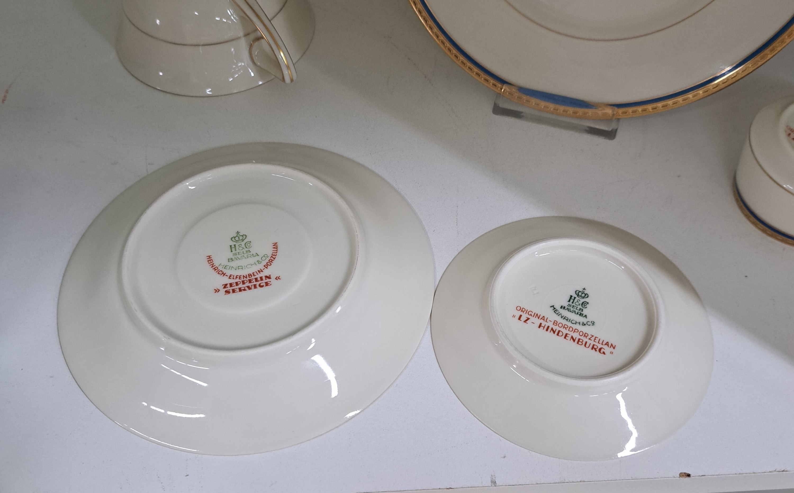 Detail b: Kaffeegedeck und Mokkatasse aus dem Zeppelin, um 1935, Heinrich & Co., elfenbeinfarben mit Goldrändern und Emblem der deutschen Zeppelin-Reederei, ...
