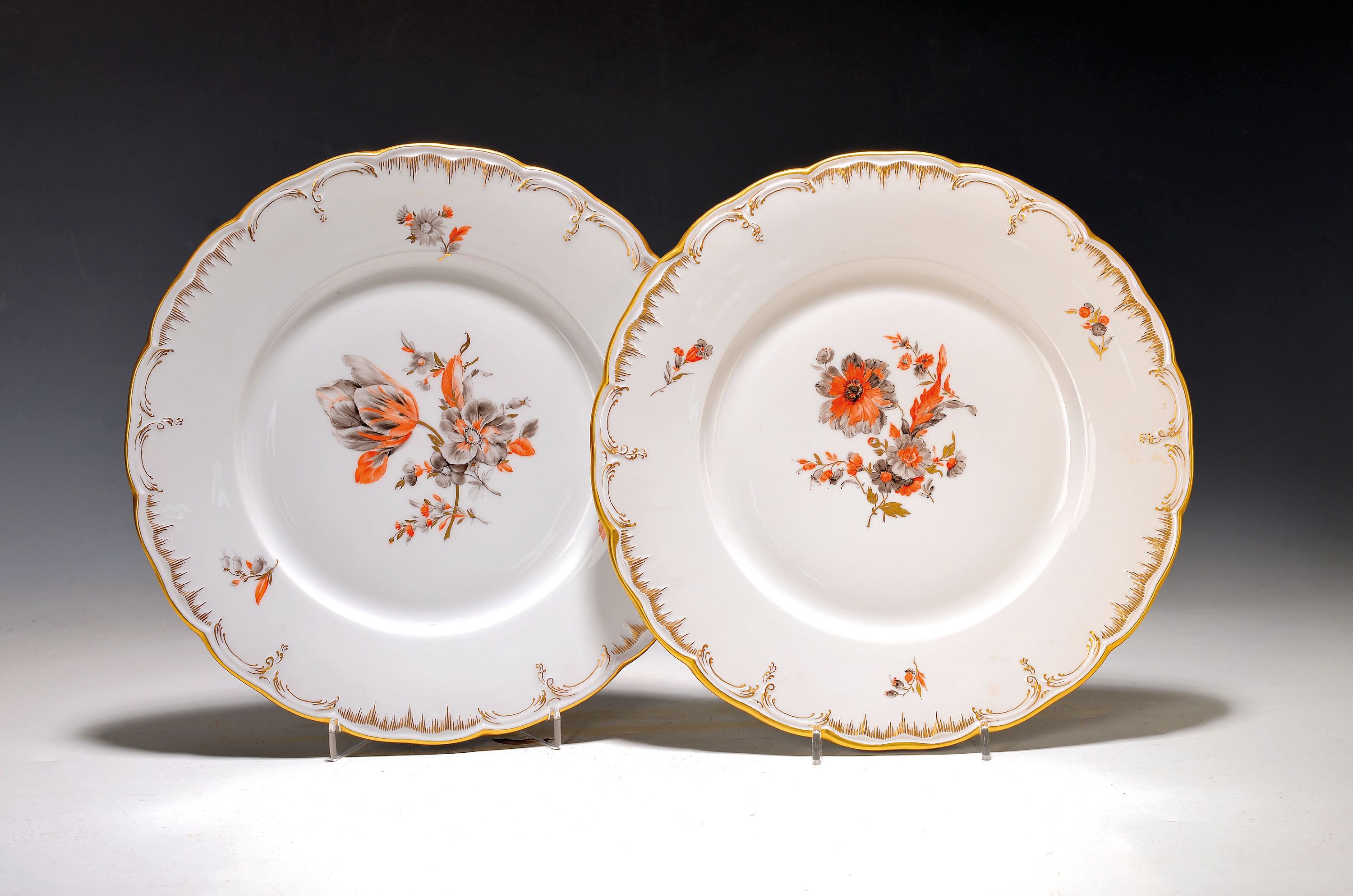 Image 27049173 - 2 Teller, KPM Berlin, 20. Jh., Porzellan, reliefiert mit feiner Goldstaffage, feine ...