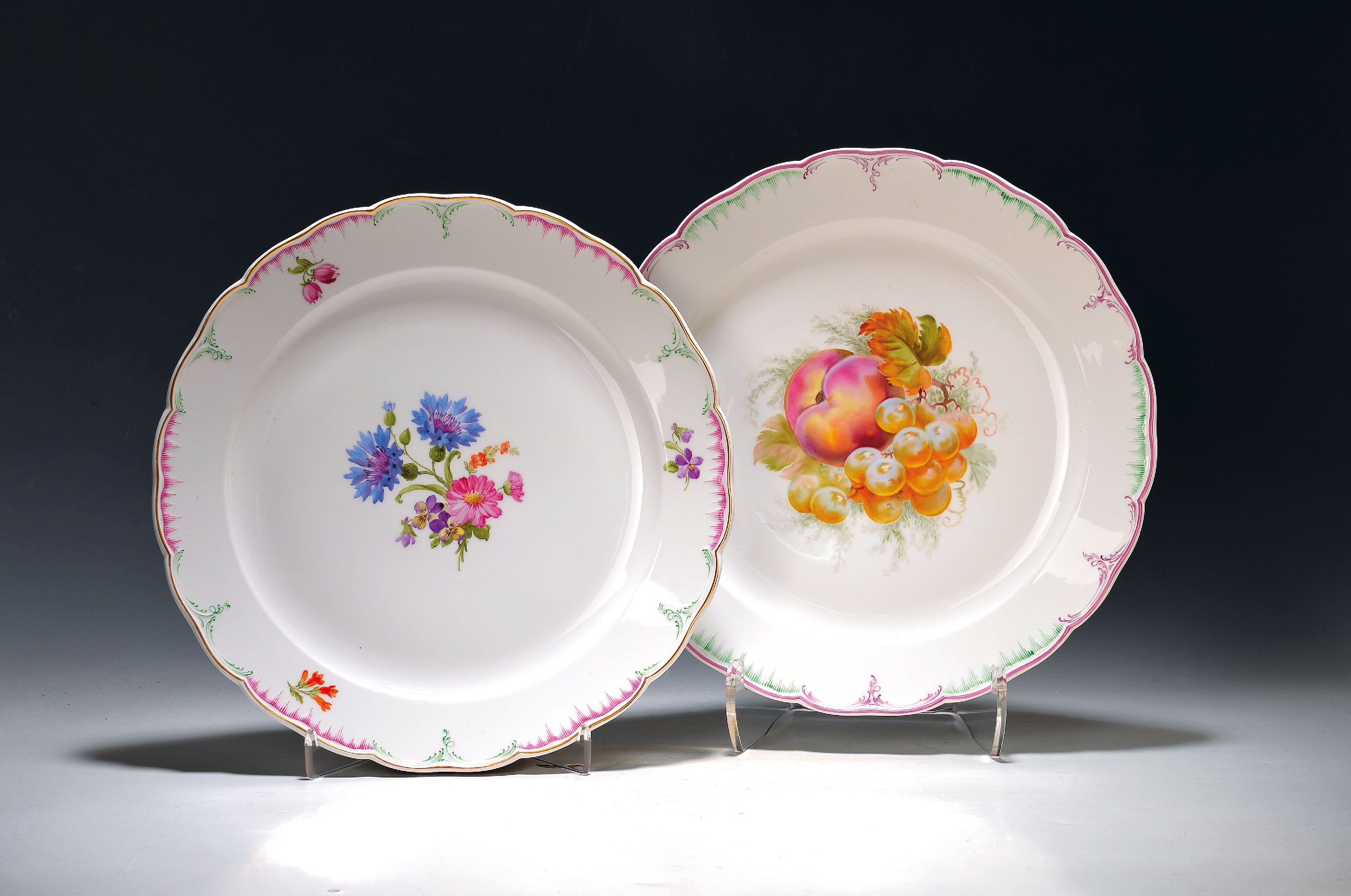 Image 27049174 - 2 große Teller, KPM Berlin, 20. Jh., reliefierter Rand purpur und grün bemalt, bunt ...