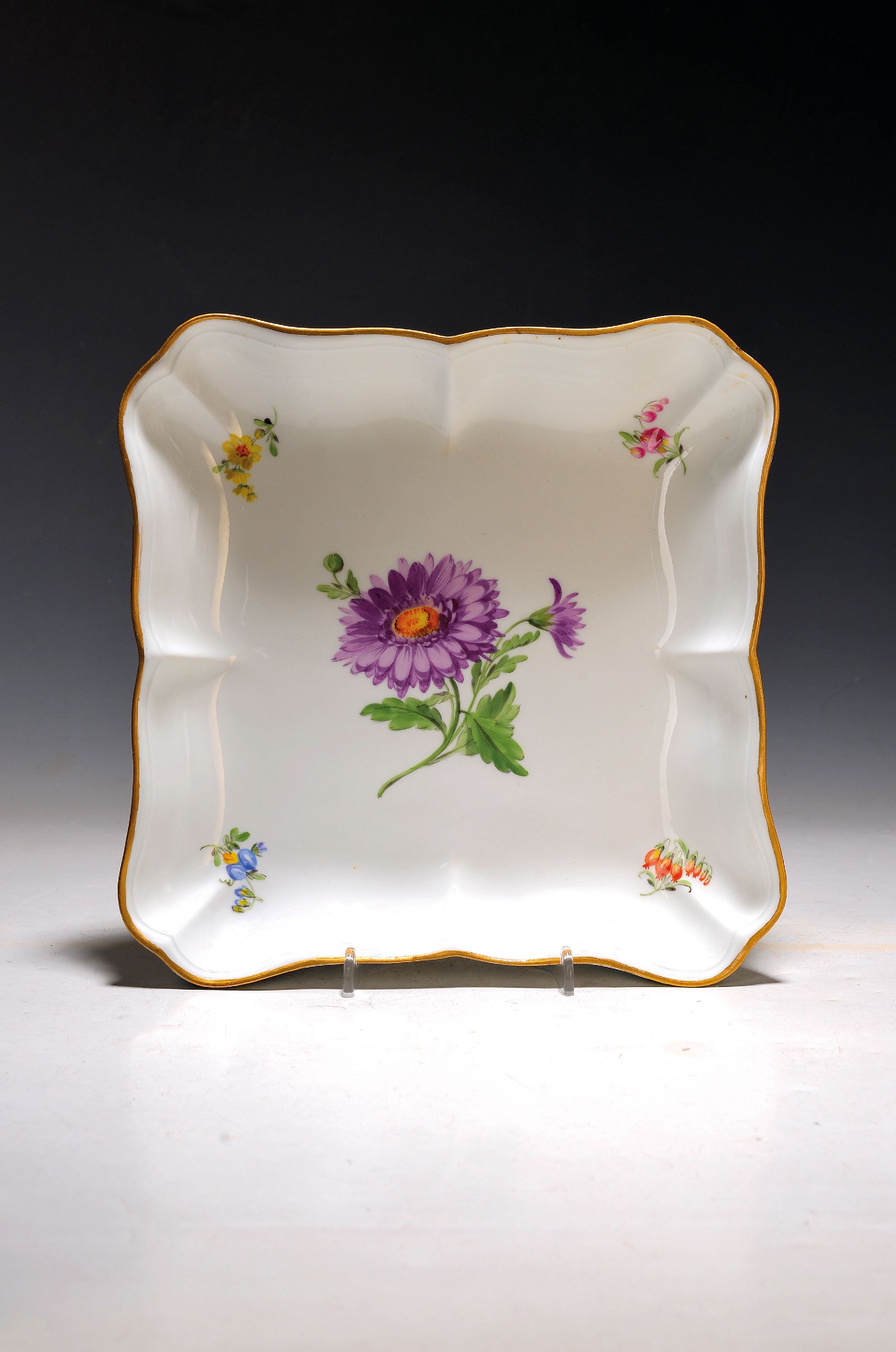 Image 27049175 - Eckige Schale, Meissen, um 1880-90, 2. Wahl,Goldrand, bunte Blumenmalerei, ca. 4x24x24 cm