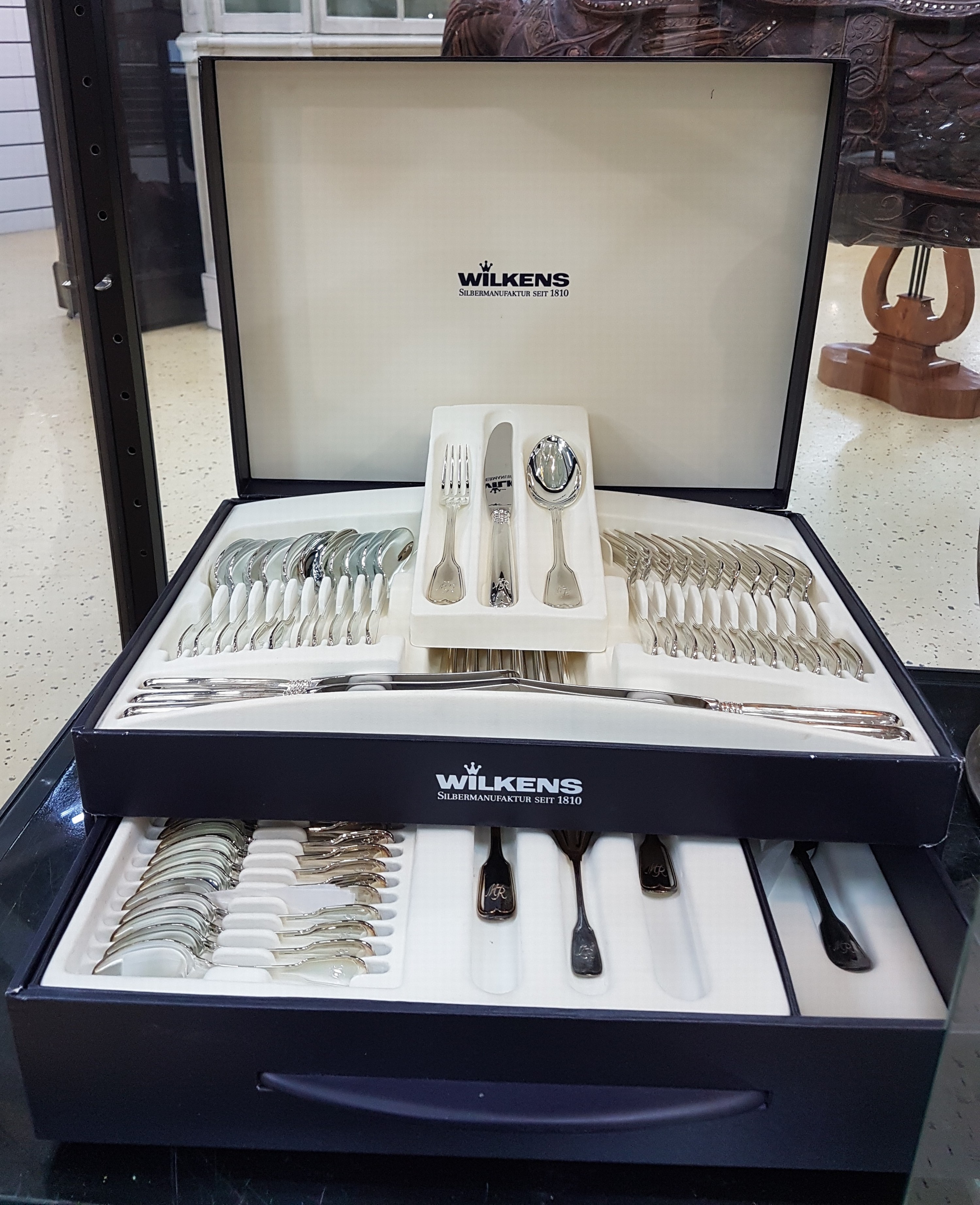 Detail a: Besteck für 12 Personen, Wilkens Bremen, Modell Augsburger Faden, 925er Sterling Silber, Monogramm MR, 12 Messer, 12 Gabeln, 12 Löffel, 12 ...
