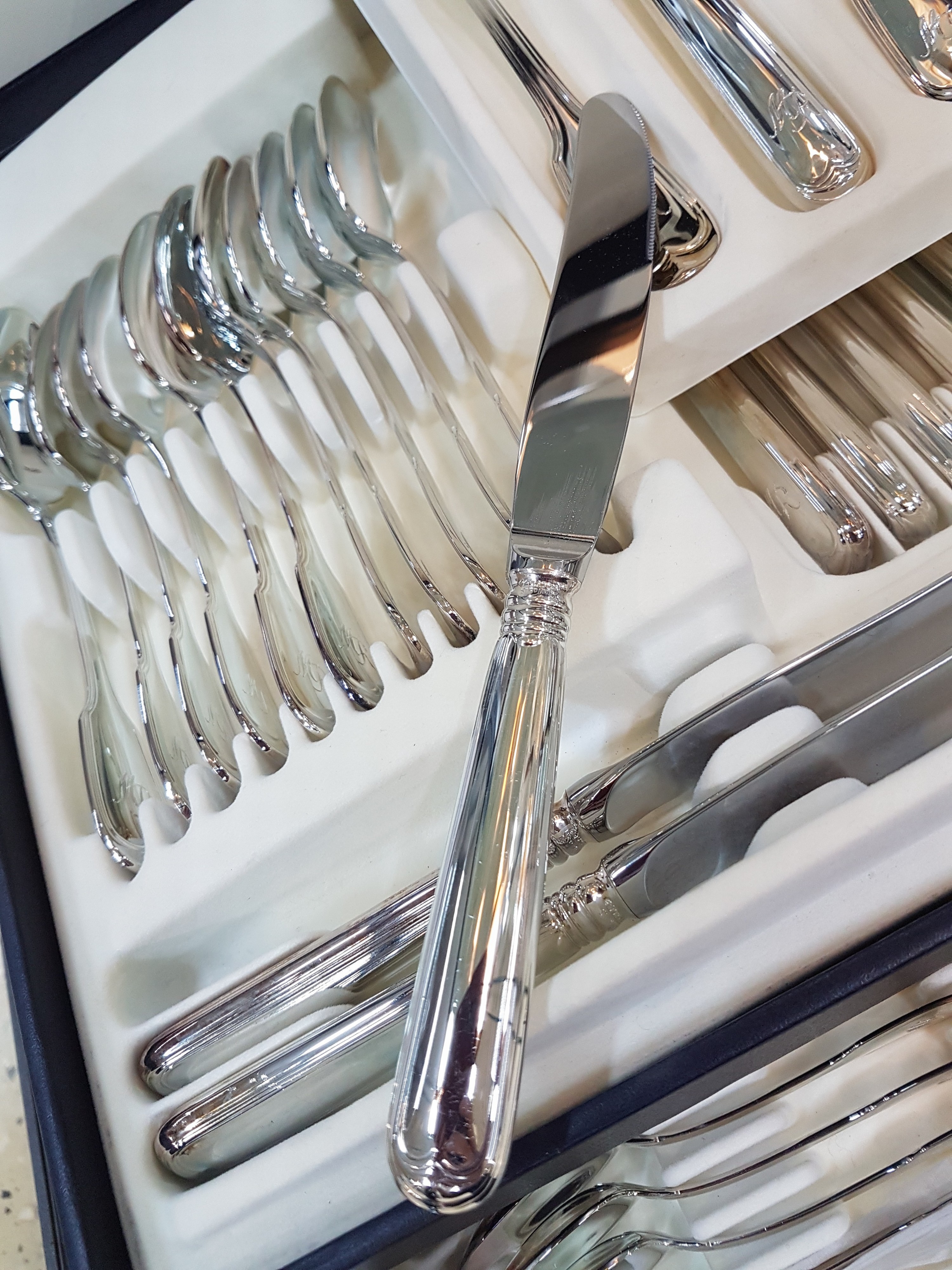 Detail e: Besteck für 12 Personen, Wilkens Bremen, Modell Augsburger Faden, 925er Sterling Silber, Monogramm MR, 12 Messer, 12 Gabeln, 12 Löffel, 12 ...