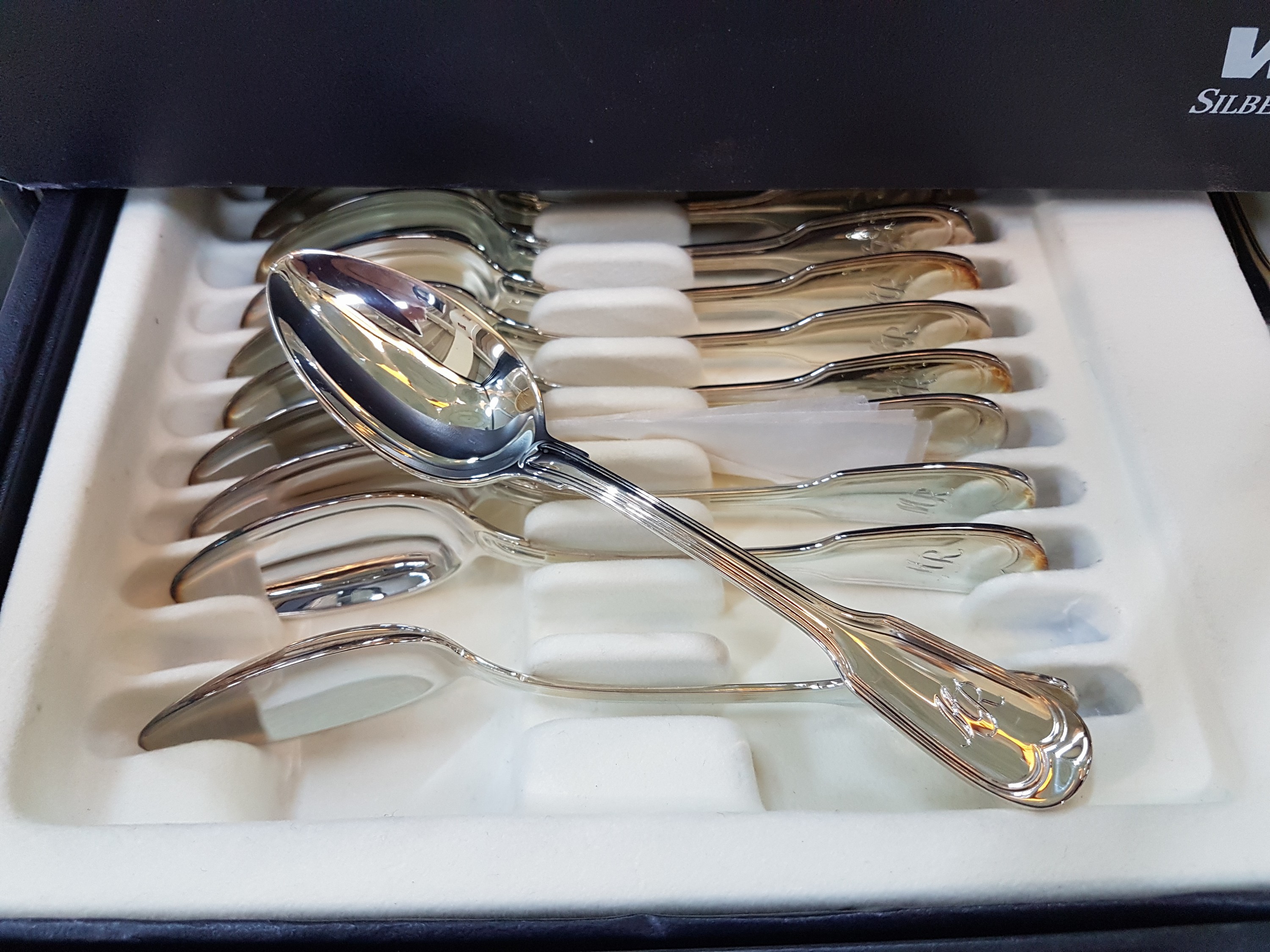 Detail g: Besteck für 12 Personen, Wilkens Bremen, Modell Augsburger Faden, 925er Sterling Silber, Monogramm MR, 12 Messer, 12 Gabeln, 12 Löffel, 12 ...