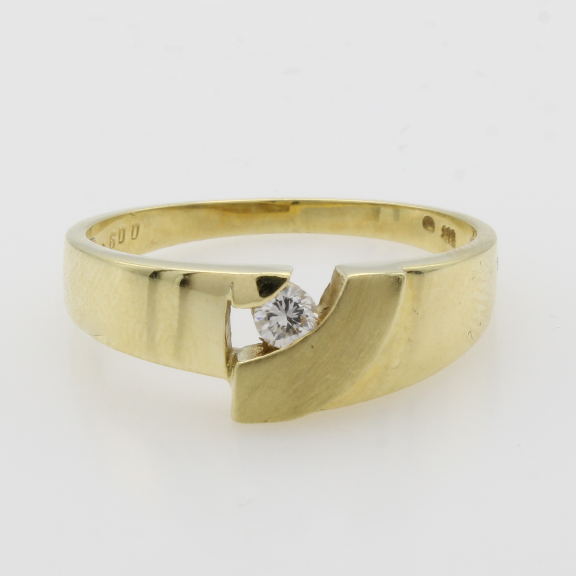 Image 27049189 - Ring mit Brillant, GG 585/000, z.T. matt., asymmetr. Ringkopf bes. m. 1 Brill. ca. 0.06 ...