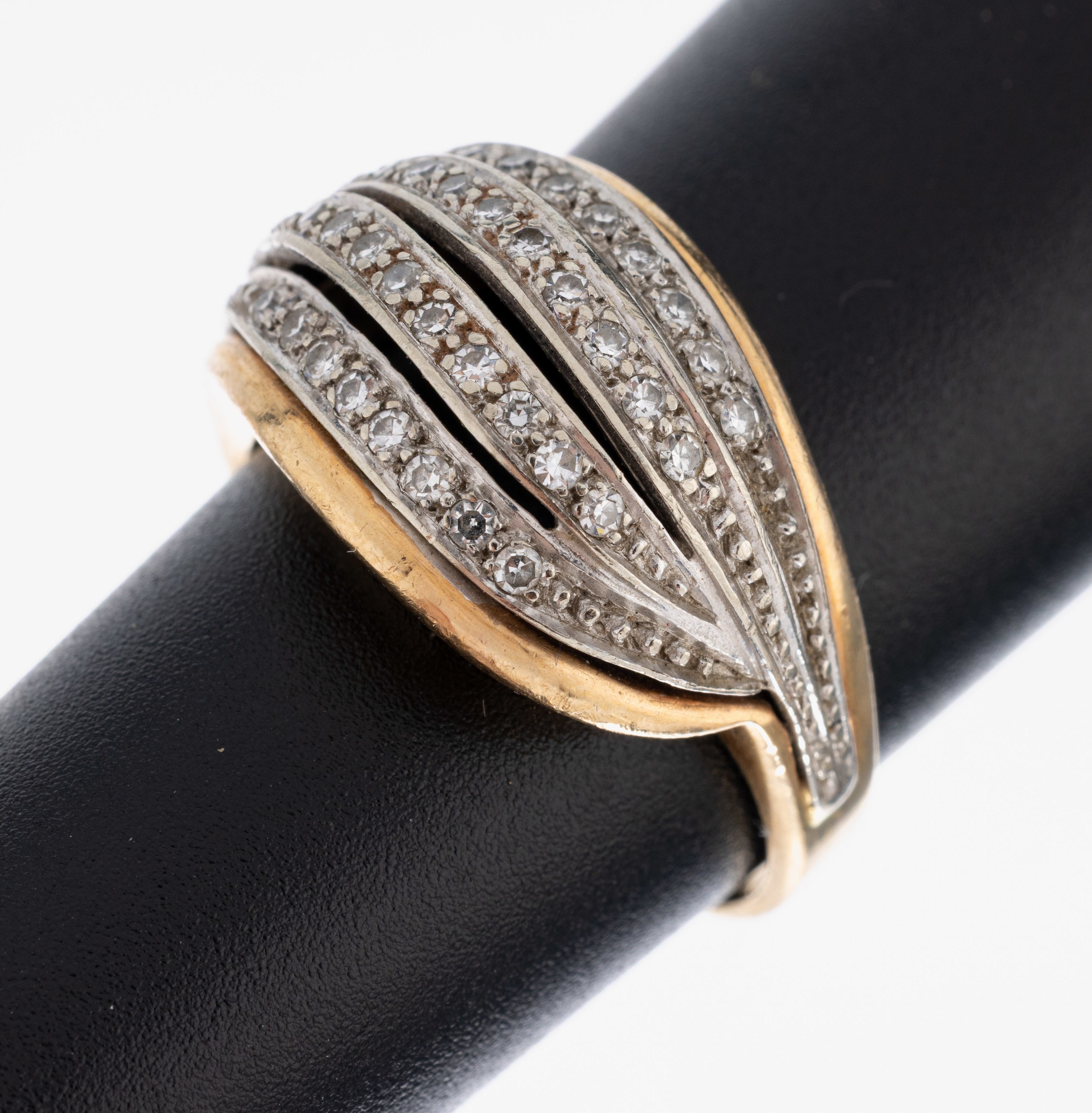 14 kt Gold Diamant-Ring, GG/WG 585/000, Ringkopf gefächert, 34 in WG gefasste 8/8- Diamanten zus. ca. 0.17 ct Weiß/si-p, RW 57, ca. 6.4 g
