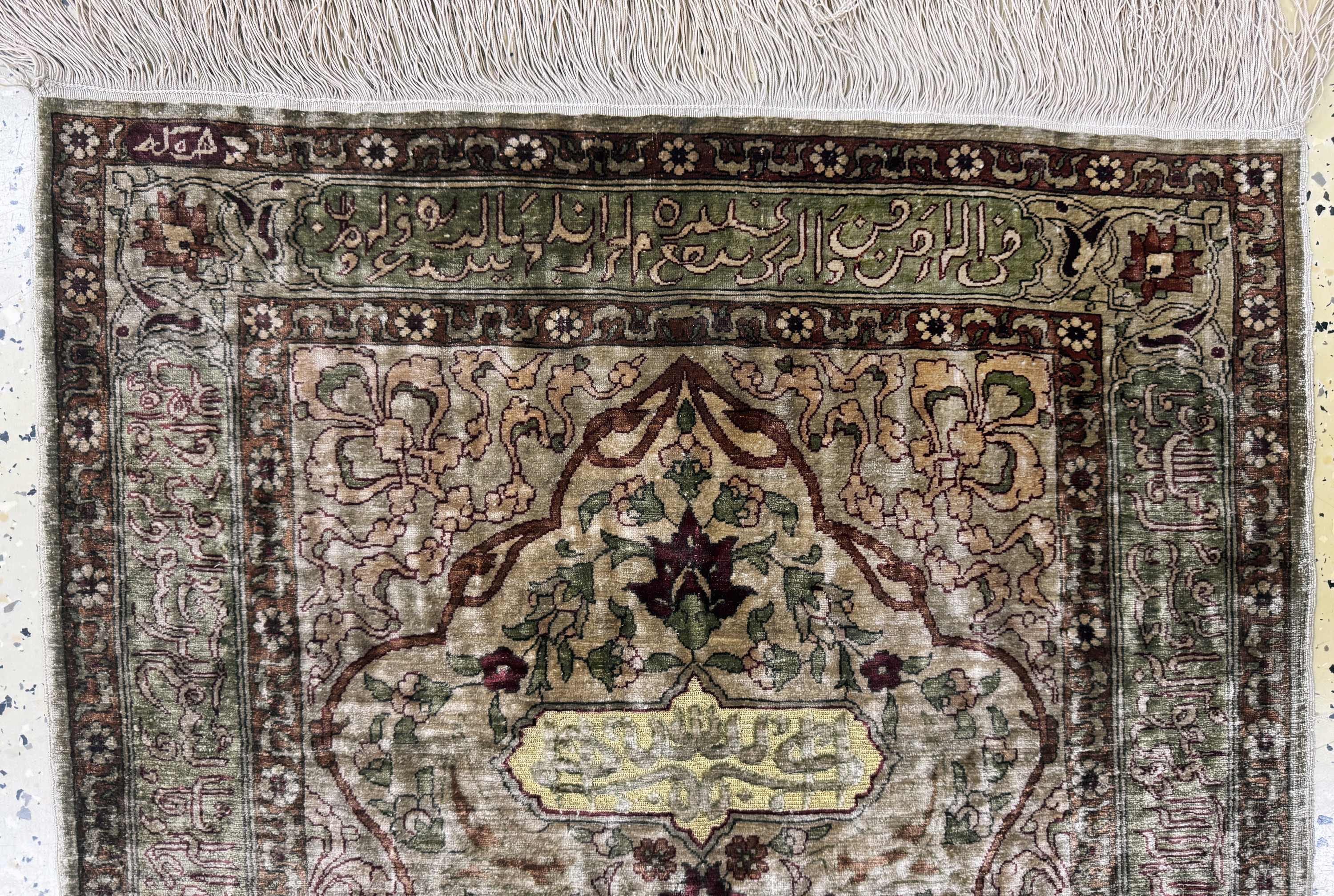 Detail a: Hereke Seide fein signiert, Türkei, Mitte 20.Jhd, reine Naturseide, ca. 92 x 61 cm, ca. 1,0 Mio. Kn/qm, Reinigungsbedürftig, EHZ: 2