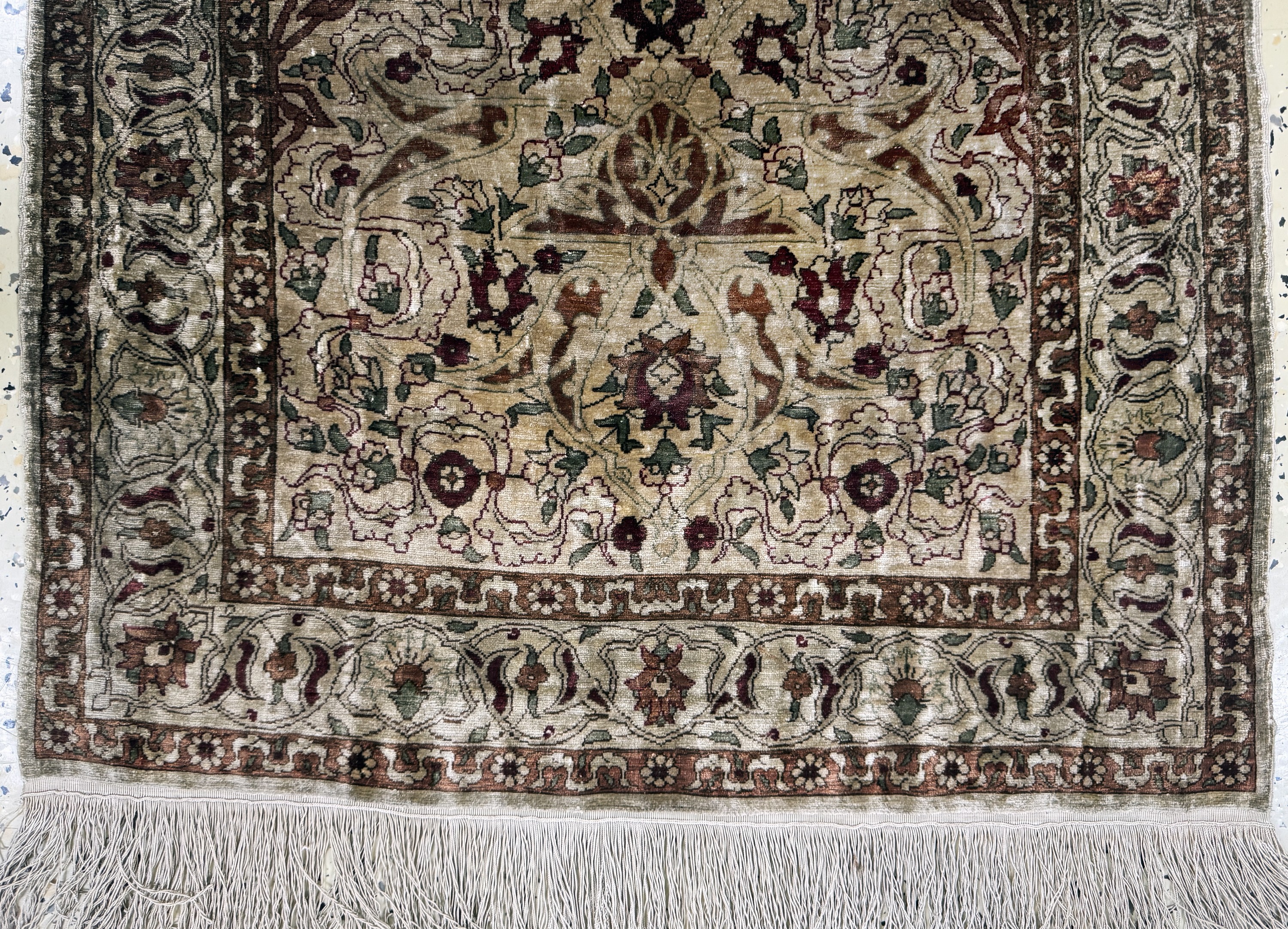 Detail b: Hereke Seide fein signiert, Türkei, Mitte 20.Jhd, reine Naturseide, ca. 92 x 61 cm, ca. 1,0 Mio. Kn/qm, Reinigungsbedürftig, EHZ: 2