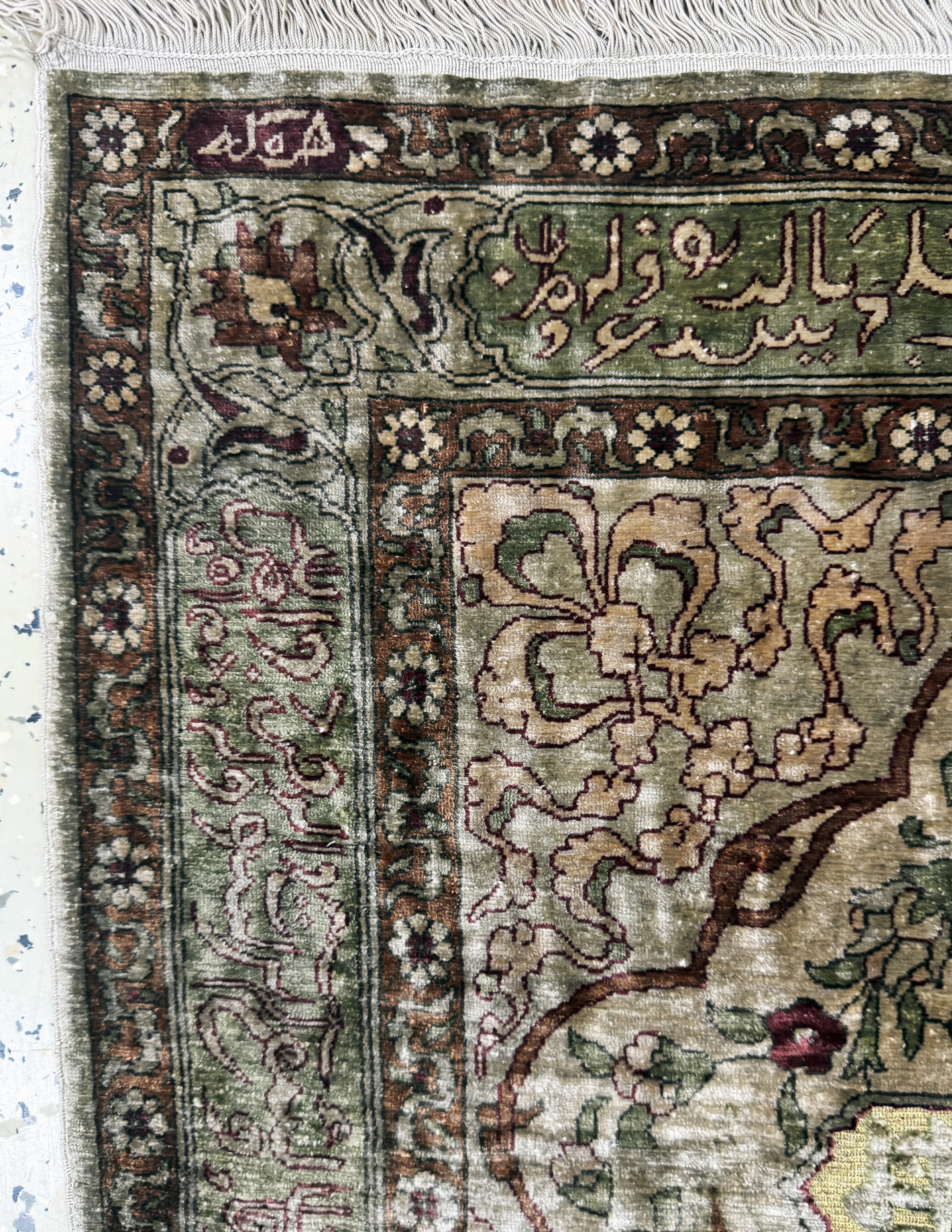 Detail c: Hereke Seide fein signiert, Türkei, Mitte 20.Jhd, reine Naturseide, ca. 92 x 61 cm, ca. 1,0 Mio. Kn/qm, Reinigungsbedürftig, EHZ: 2