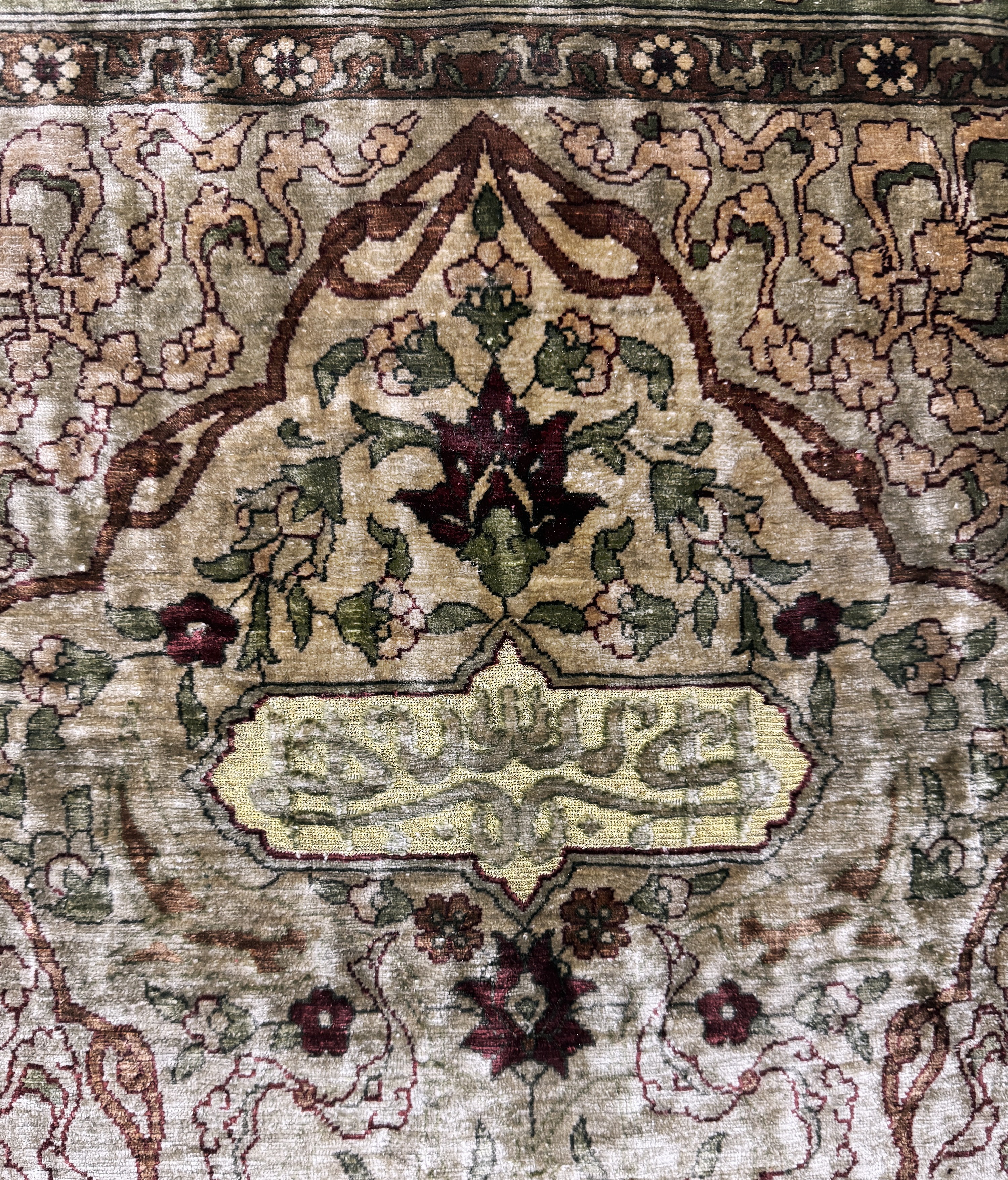 Detail d: Hereke Seide fein signiert, Türkei, Mitte 20.Jhd, reine Naturseide, ca. 92 x 61 cm, ca. 1,0 Mio. Kn/qm, Reinigungsbedürftig, EHZ: 2